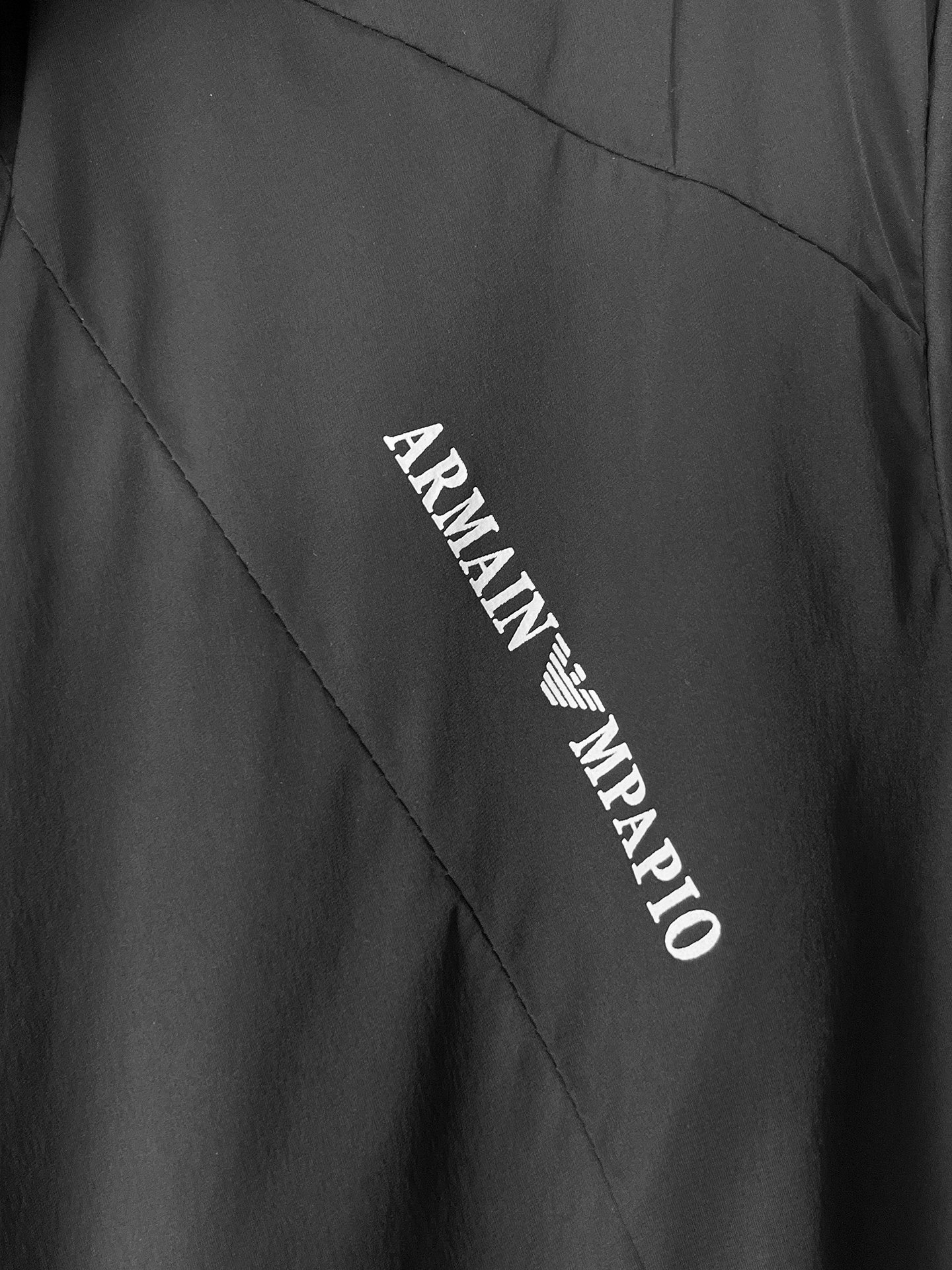 🌟🌟阿玛尼、2025新款男士休闲定制夹克外套。穿上简约干练的休闲外套，瞬间重回时髦霸气，又是活力满满的状