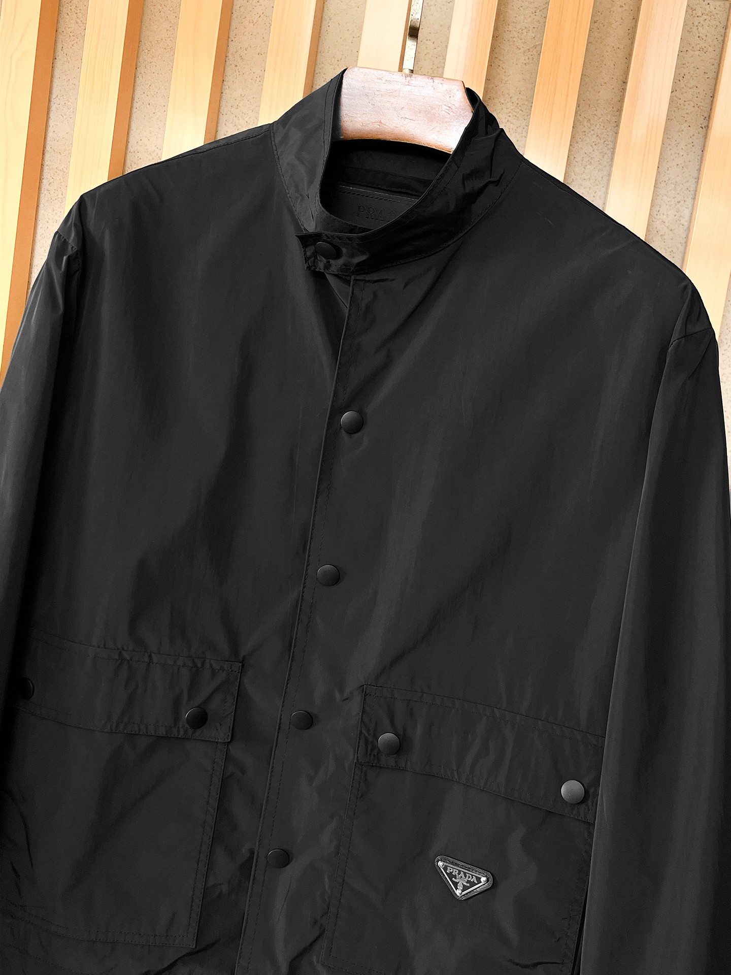 🌟🌟Prada、2025新款男士休闲定制夹克外套。穿上简约干练的休闲外套，瞬间重回时髦霸气，又是活力满满