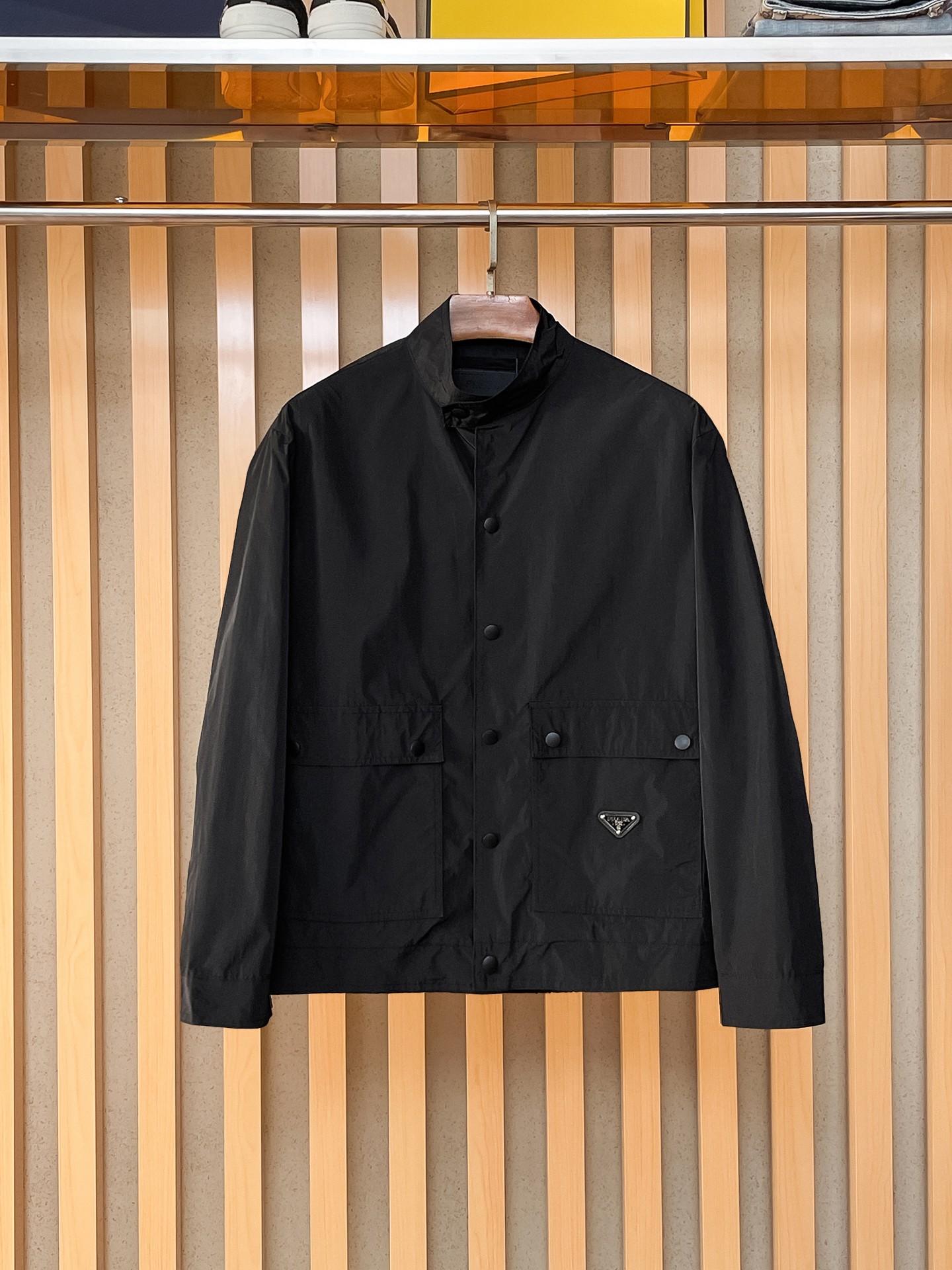 🌟🌟Prada、2025新款男士休闲定制夹克外套。穿上简约干练的休闲外套，瞬间重回时髦霸气，又是活力满满