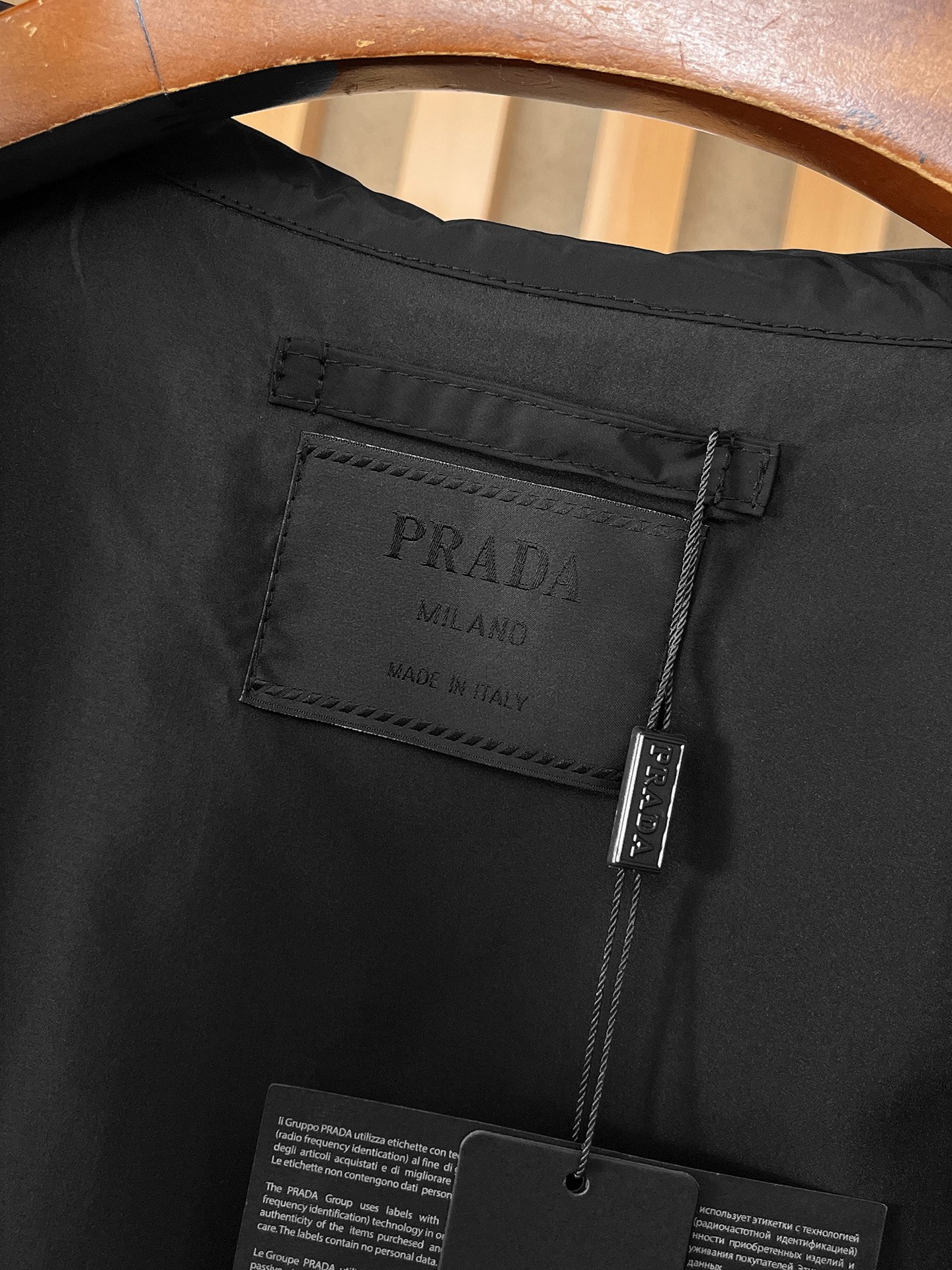 🌟🌟Prada、2025新款男士休闲定制夹克外套。穿上简约干练的休闲外套，瞬间重回时髦霸气，又是活力满满