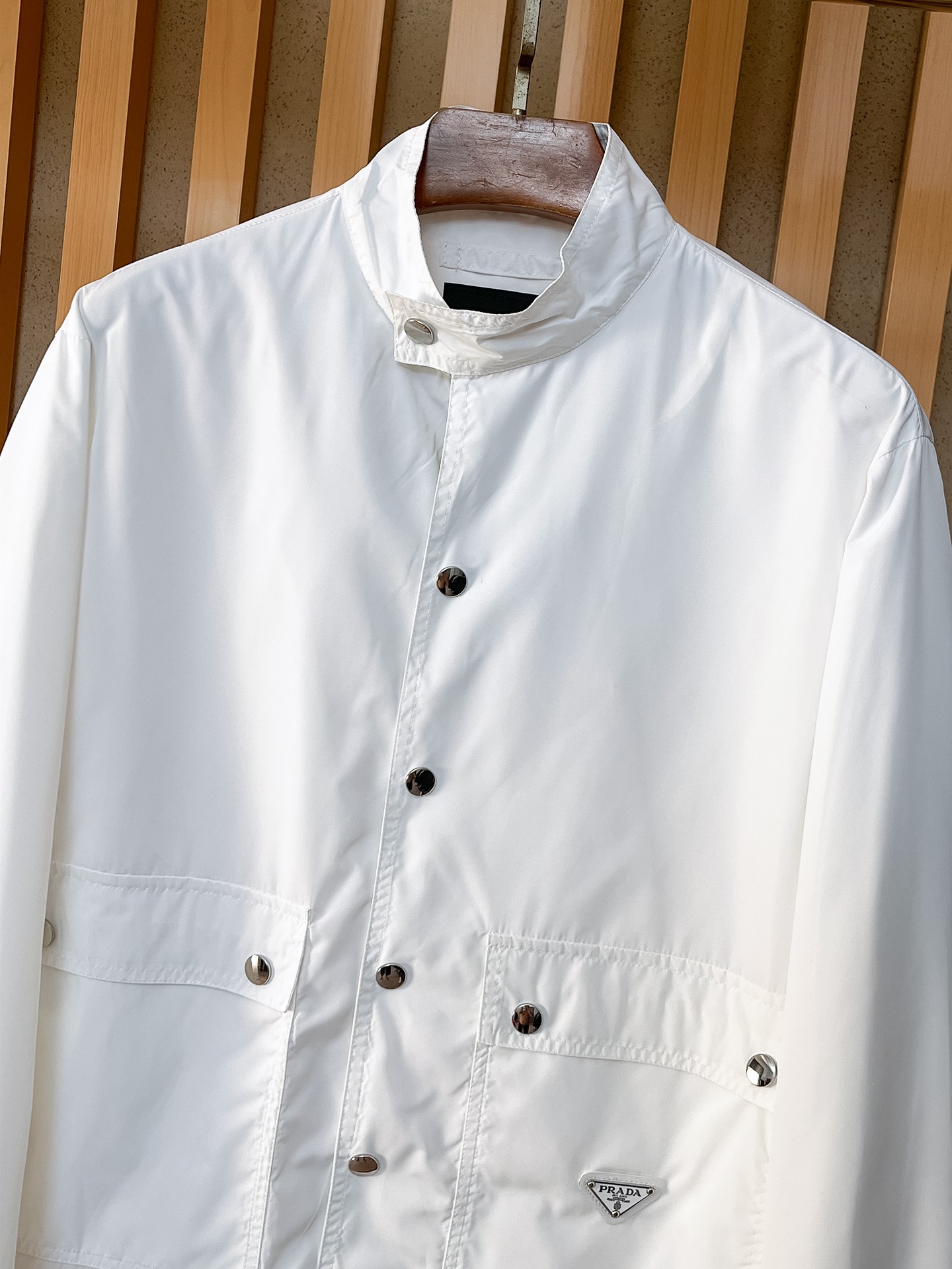 🌟🌟Prada、2025新款男士休闲定制夹克外套。穿上简约干练的休闲外套，瞬间重回时髦霸气，又是活力满满