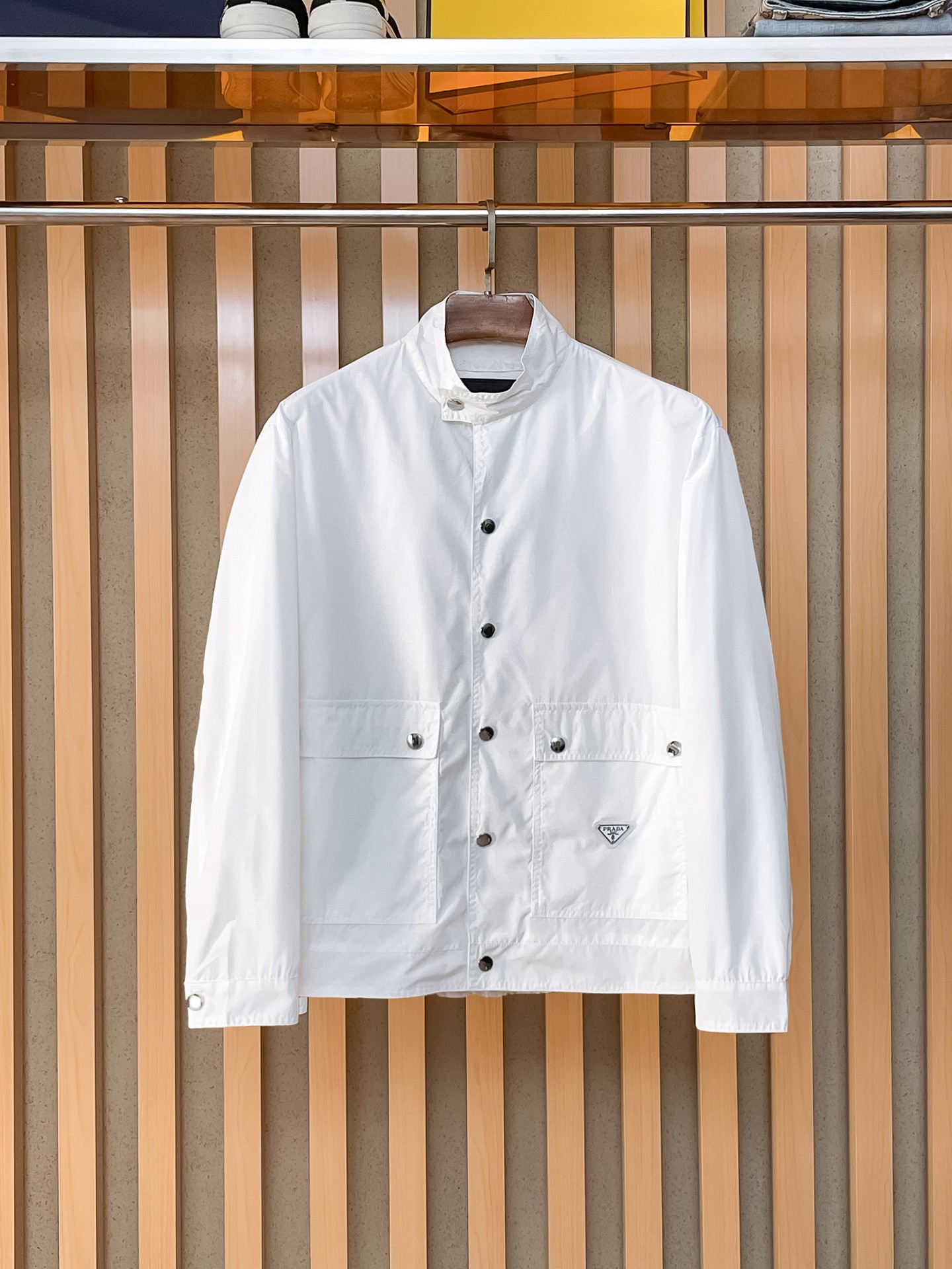 🌟🌟Prada、2025新款男士休闲定制夹克外套。穿上简约干练的休闲外套，瞬间重回时髦霸气，又是活力满满