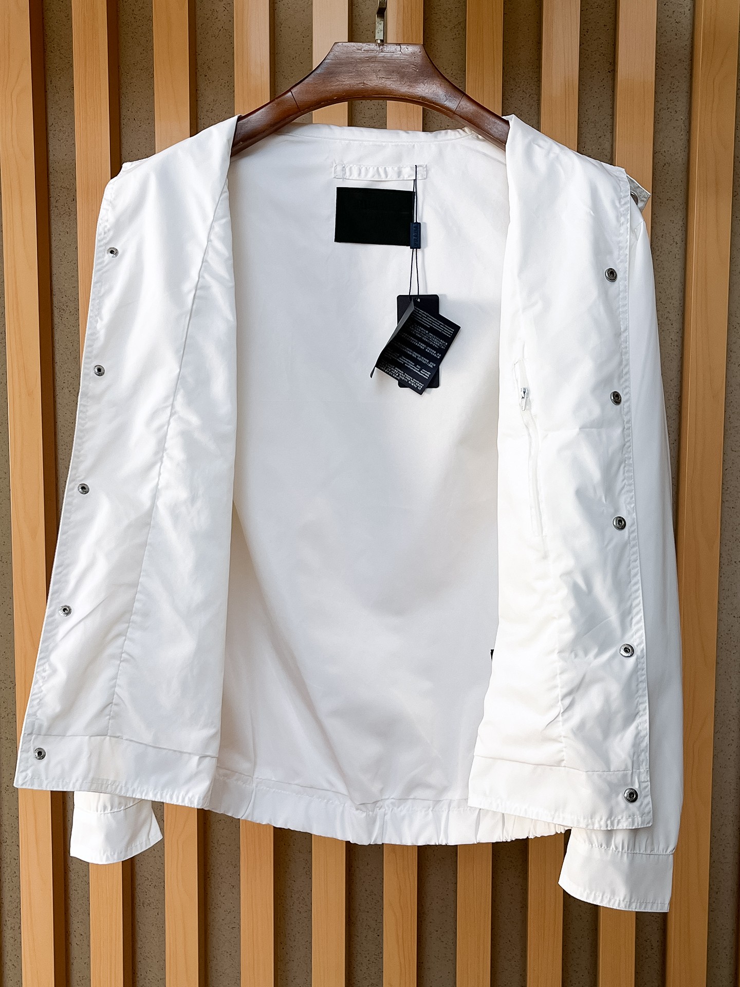 🌟🌟Prada、2025新款男士休闲定制夹克外套。穿上简约干练的休闲外套，瞬间重回时髦霸气，又是活力满满