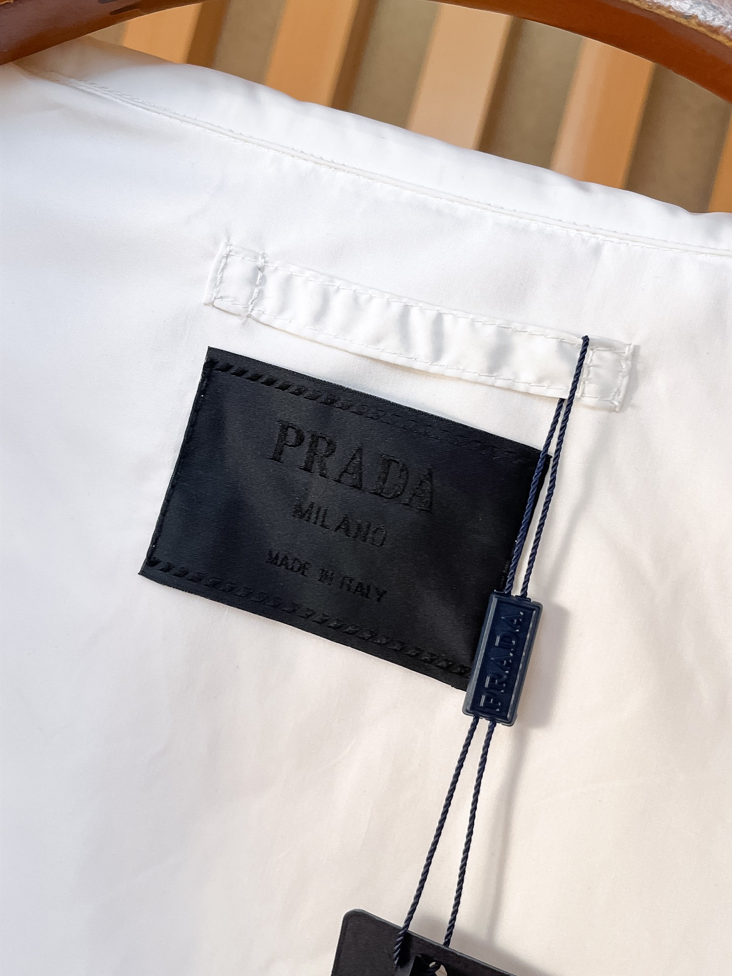 🌟🌟Prada、2025新款男士休闲定制夹克外套。穿上简约干练的休闲外套，瞬间重回时髦霸气，又是活力满满