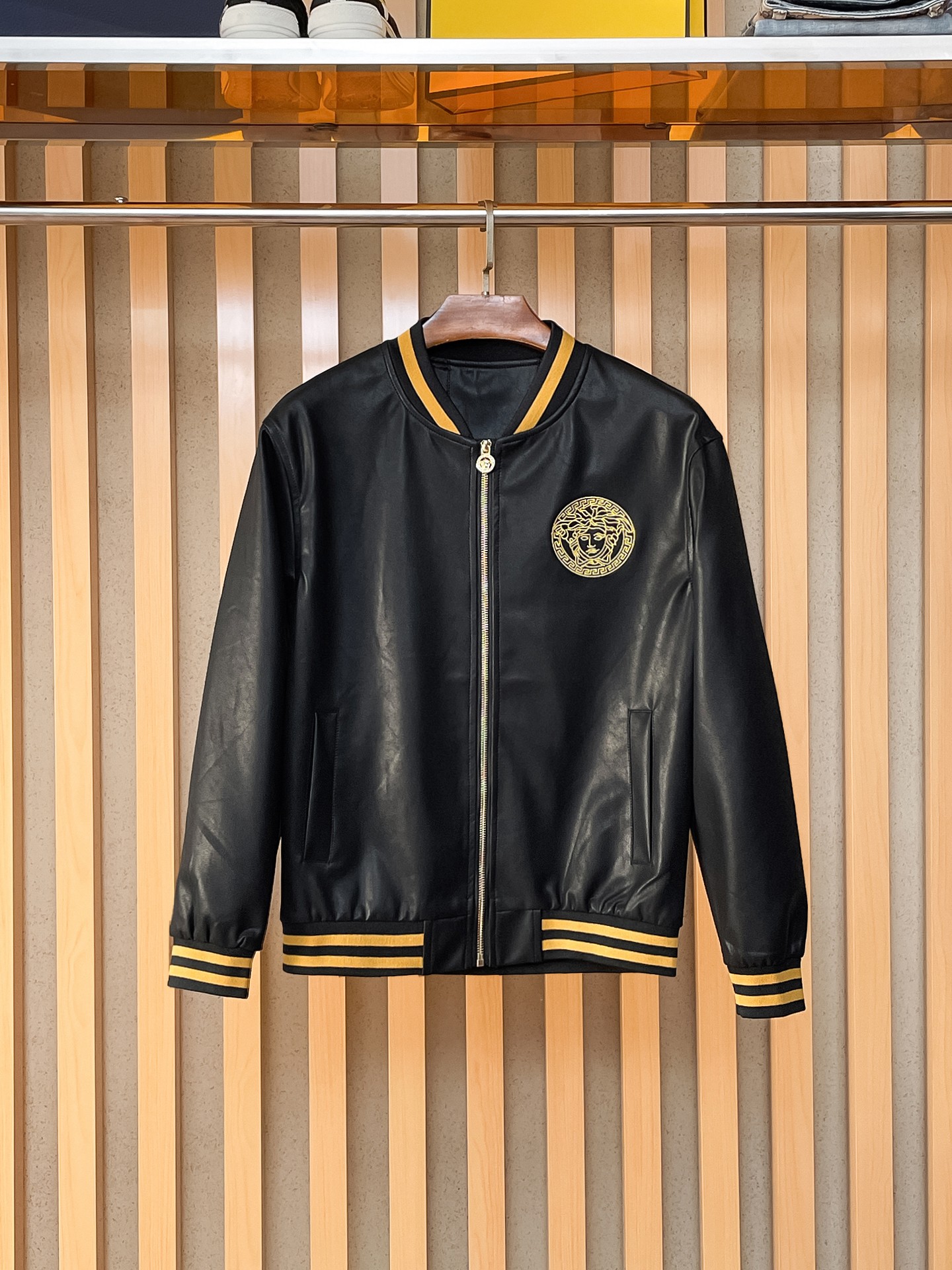 NO:869583,Same style as Versace’s official website, on sale in advance!  2026ss spring new men's leather jacket, original three-standard high-end version!  With hidden hood, custom-made fabrics at the counter, highly breathable and comfortable, impeccable details, brand element design concept, reflecting high quality. It feels delicate and soft!  It presents a casual cut and the upper body shape is awesome!  Size M～3XL, maximum wearing capacity is 195 catties.,,versace,jackets & coats,jackets & coats,leather jacket,hats,19860909范思哲 官网同款,提前发售！2026ss开春新款男士皮衣夹克外套,原单三标齐全高端版本！带隐藏帽,专柜定制面料 透气舒适度高,细节无可挑剔,品牌元素设计理念,体现高品质.手感细腻柔软！呈现休闲裁剪,上身版型超赞！码数M～3XL,最大穿195斤.,,versace,jackets & coats,jackets & coats,leather jacket,hats,,Men's clothing