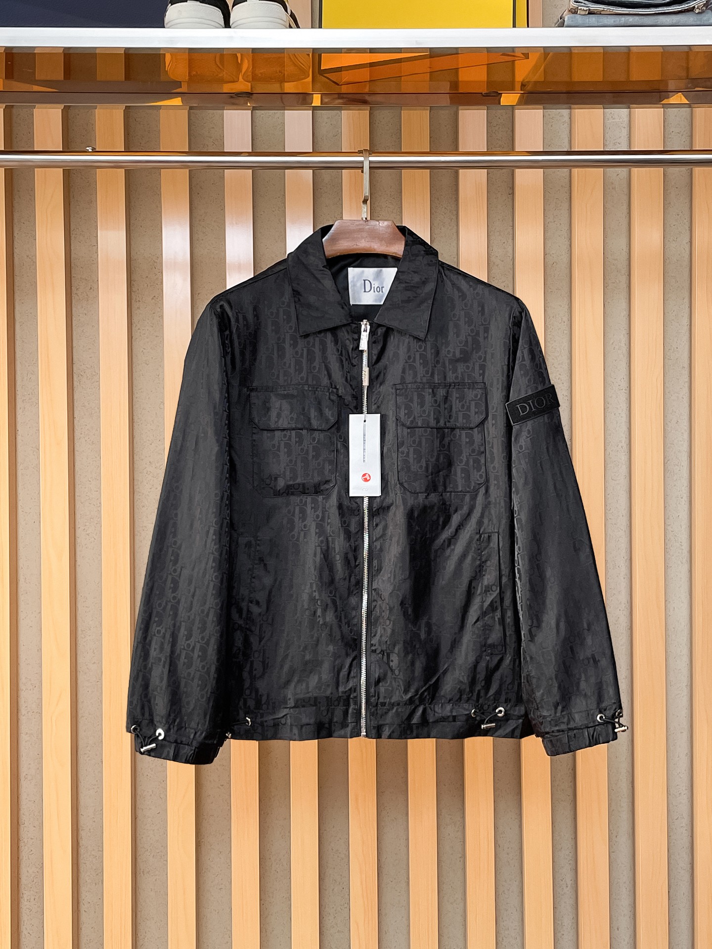 🌟🌟迪奥、2025新款男士休闲定制夹克外套。穿上简约干练的休闲外套，瞬间重回时髦霸气，又是活力满满的状态