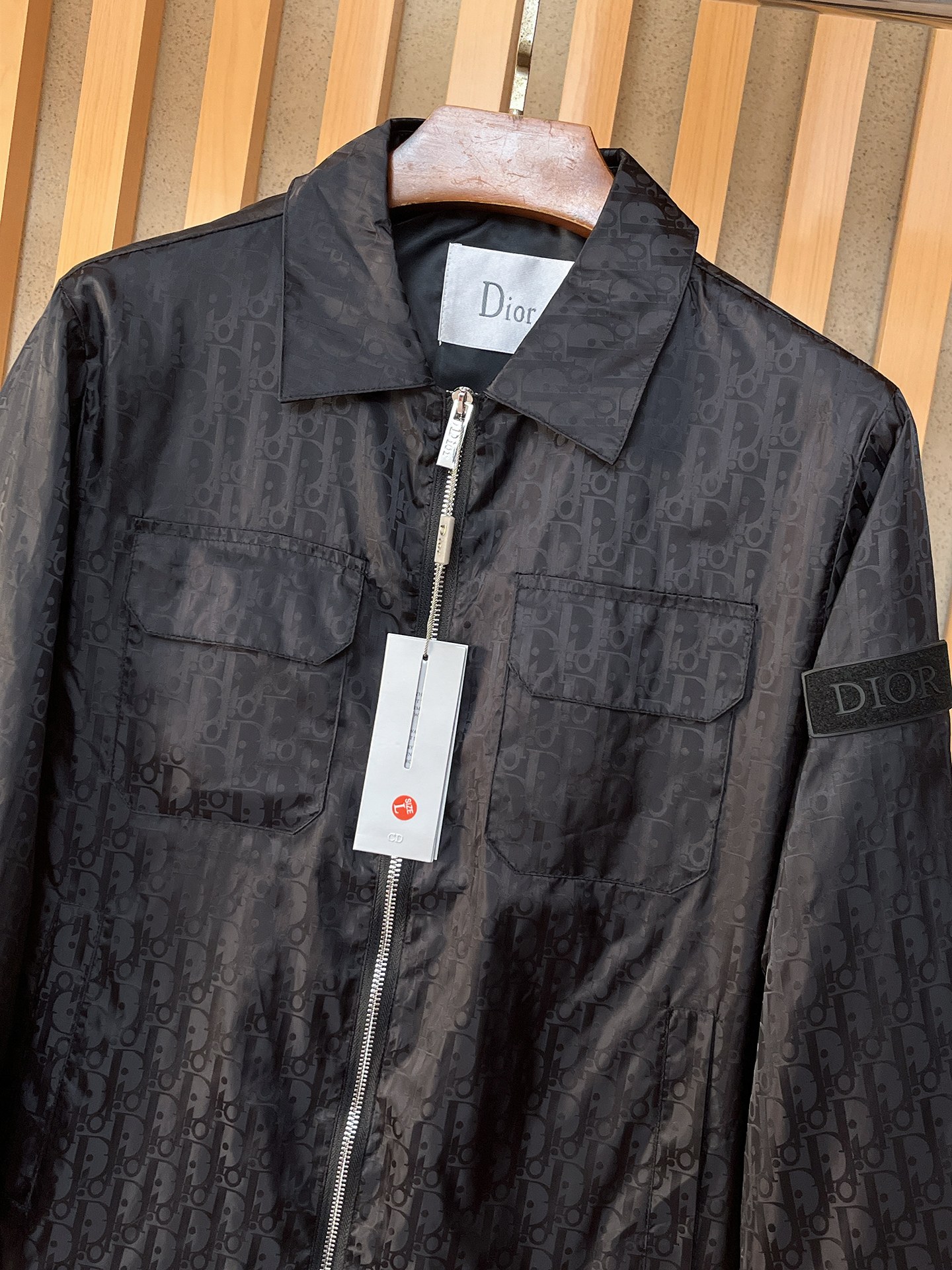 🌟🌟迪奥、2025新款男士休闲定制夹克外套。穿上简约干练的休闲外套，瞬间重回时髦霸气，又是活力满满的状态