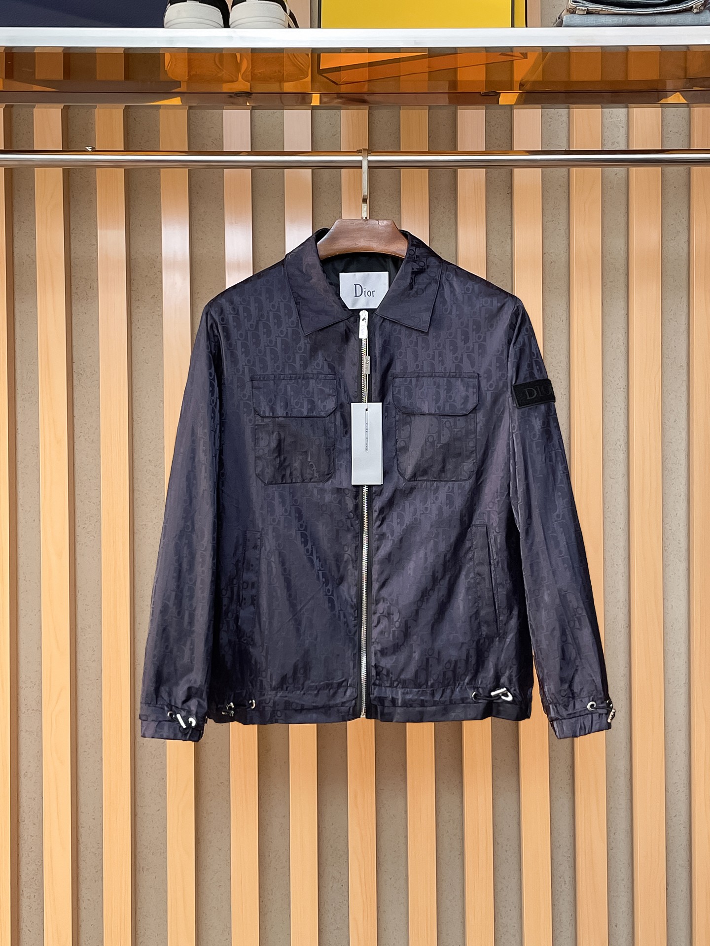 🌟🌟迪奥、2025新款男士休闲定制夹克外套。穿上简约干练的休闲外套，瞬间重回时髦霸气，又是活力满满的状态