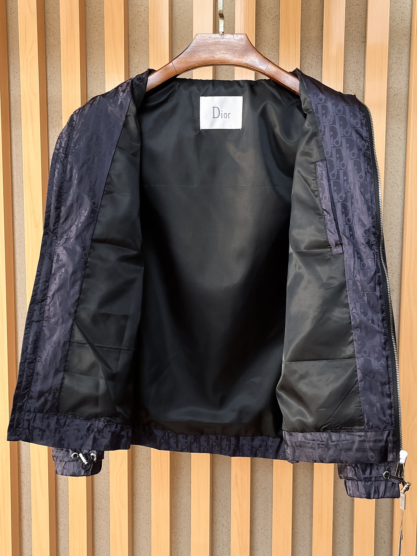 🌟🌟迪奥、2025新款男士休闲定制夹克外套。穿上简约干练的休闲外套，瞬间重回时髦霸气，又是活力满满的状态