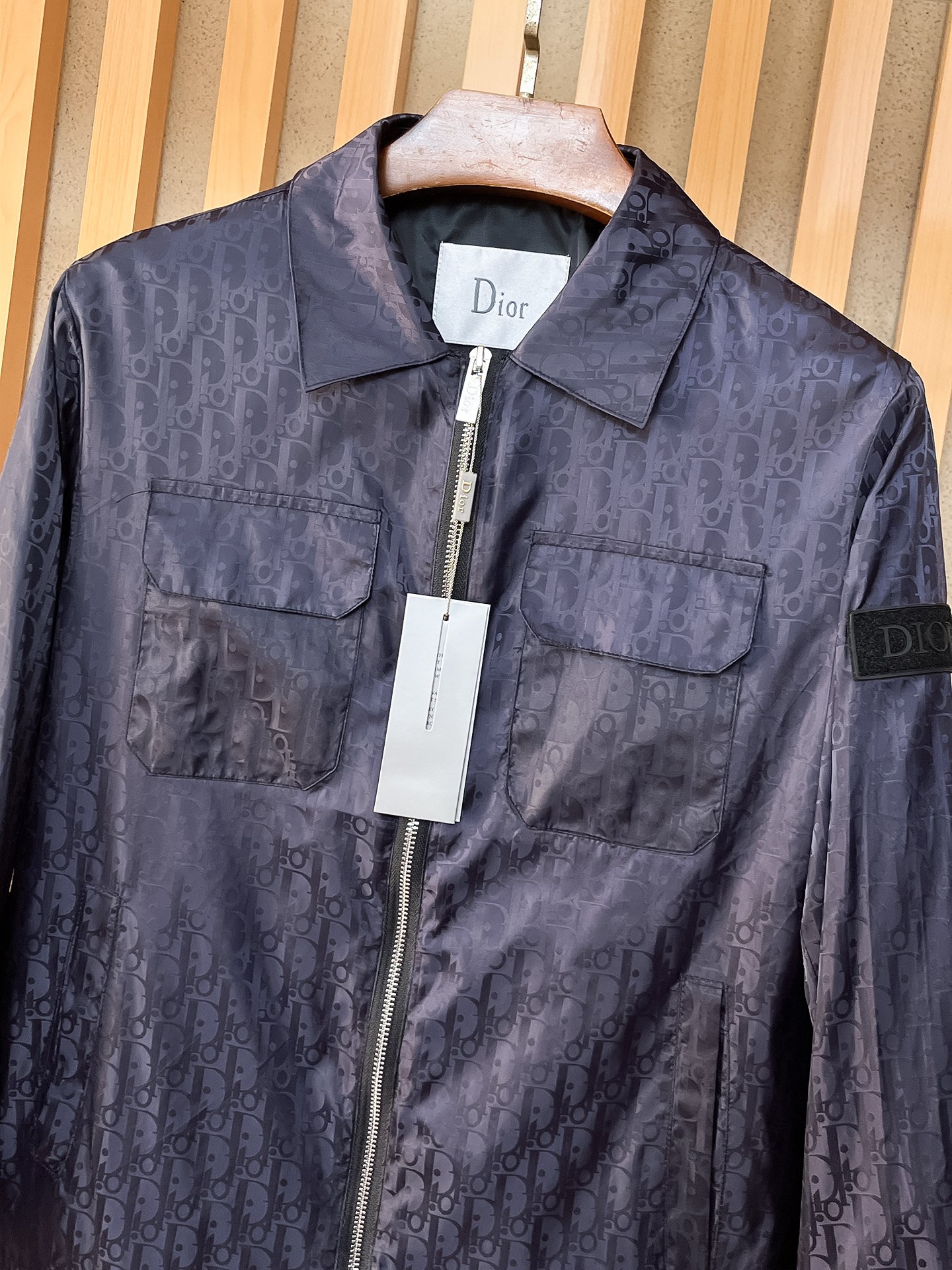 🌟🌟迪奥、2025新款男士休闲定制夹克外套。穿上简约干练的休闲外套，瞬间重回时髦霸气，又是活力满满的状态