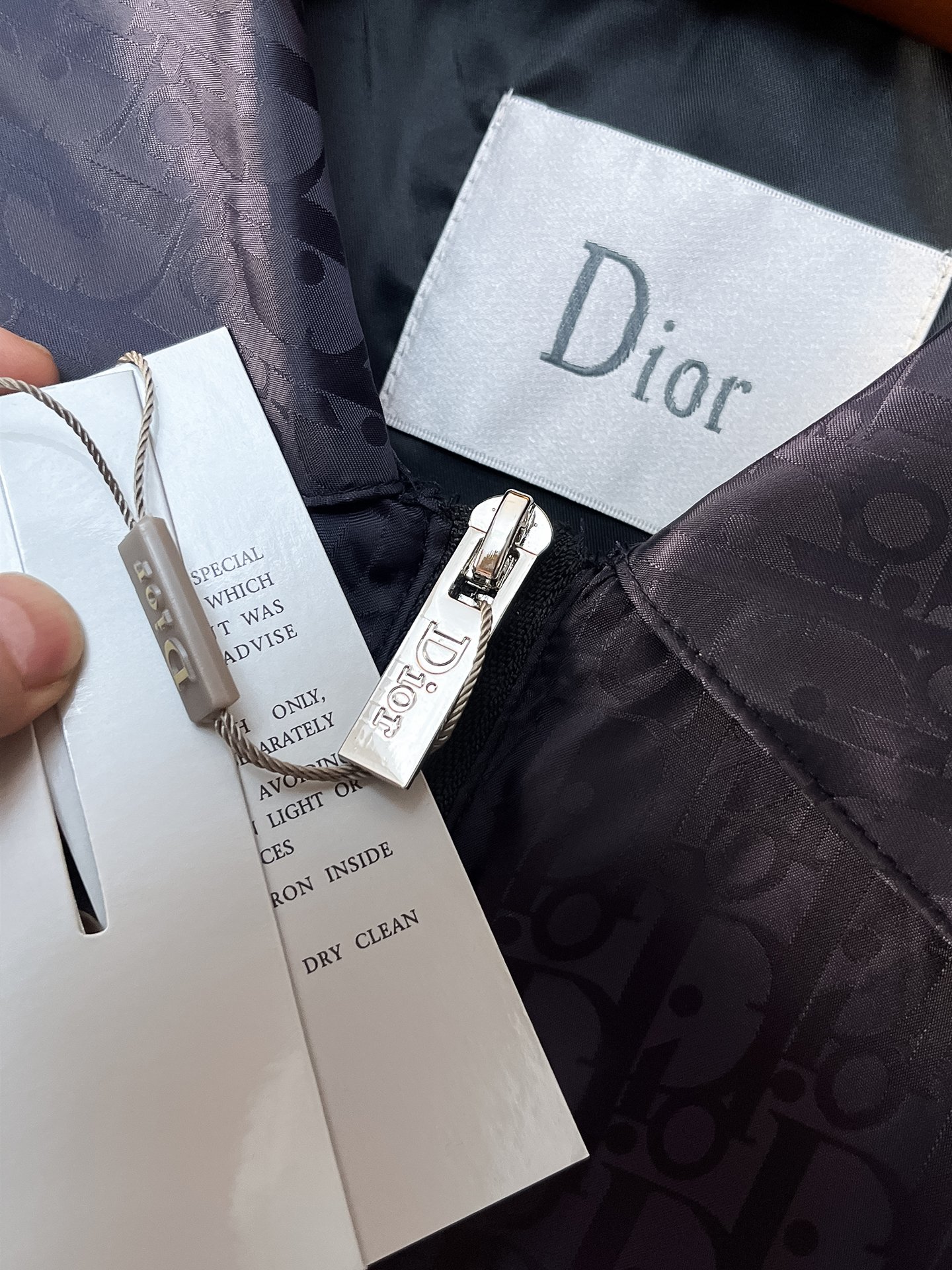 🌟🌟迪奥、2025新款男士休闲定制夹克外套。穿上简约干练的休闲外套，瞬间重回时髦霸气，又是活力满满的状态