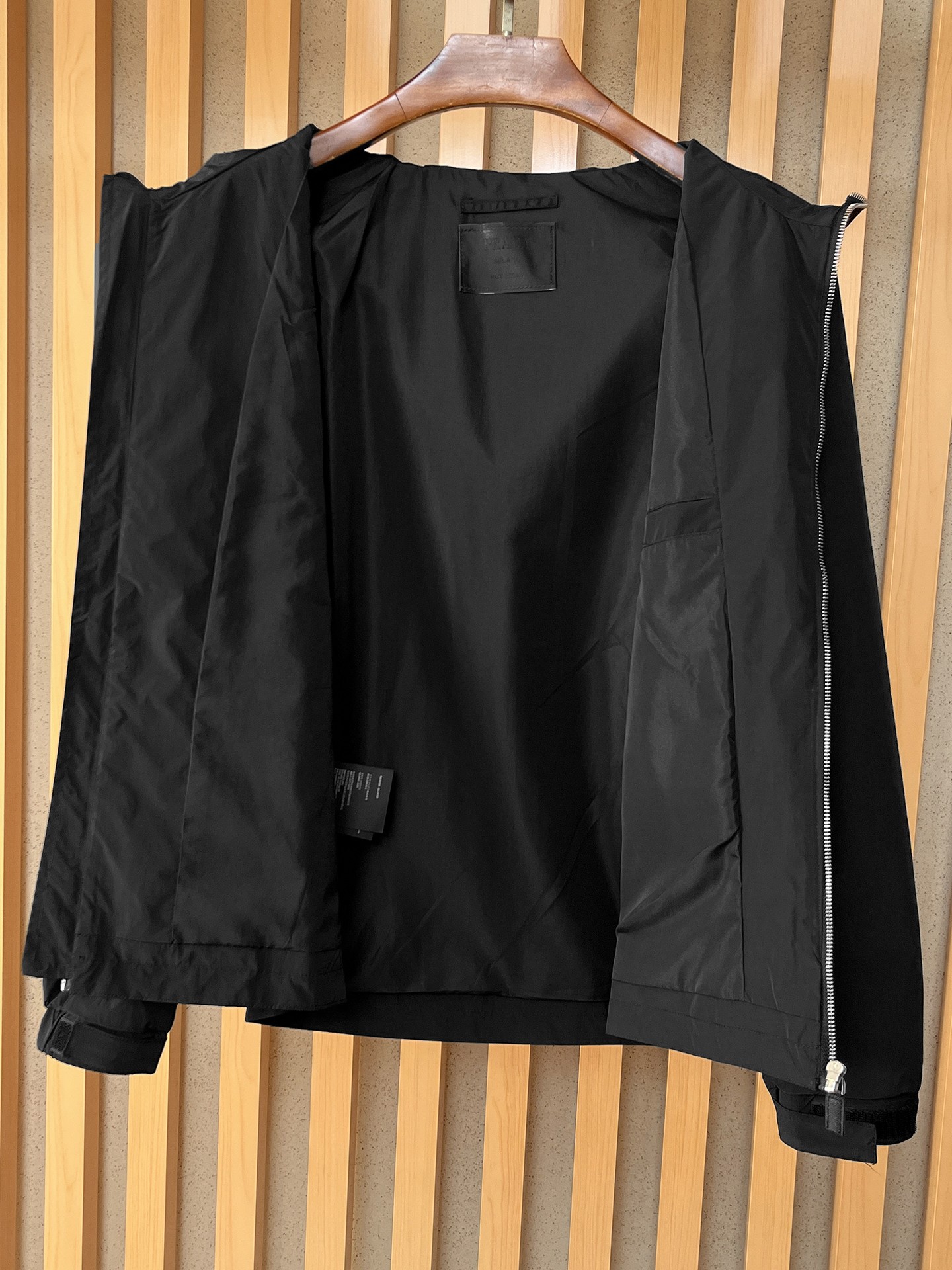 🌟🌟Prada、2025新款男士休闲定制夹克外套。穿上简约干练的休闲外套，瞬间重回时髦霸气，又是活力满满