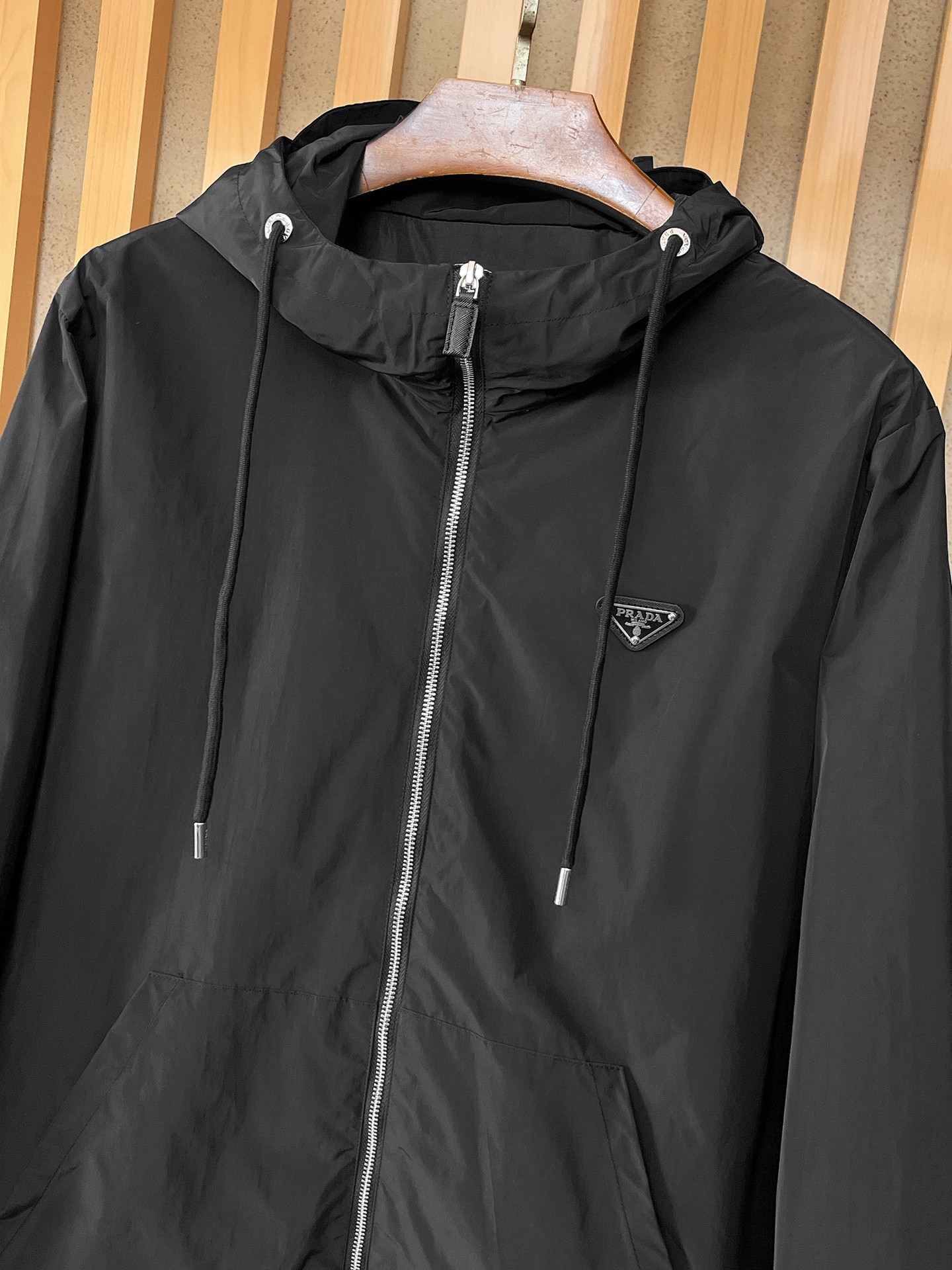 🌟🌟Prada、2025新款男士休闲定制夹克外套。穿上简约干练的休闲外套，瞬间重回时髦霸气，又是活力满满