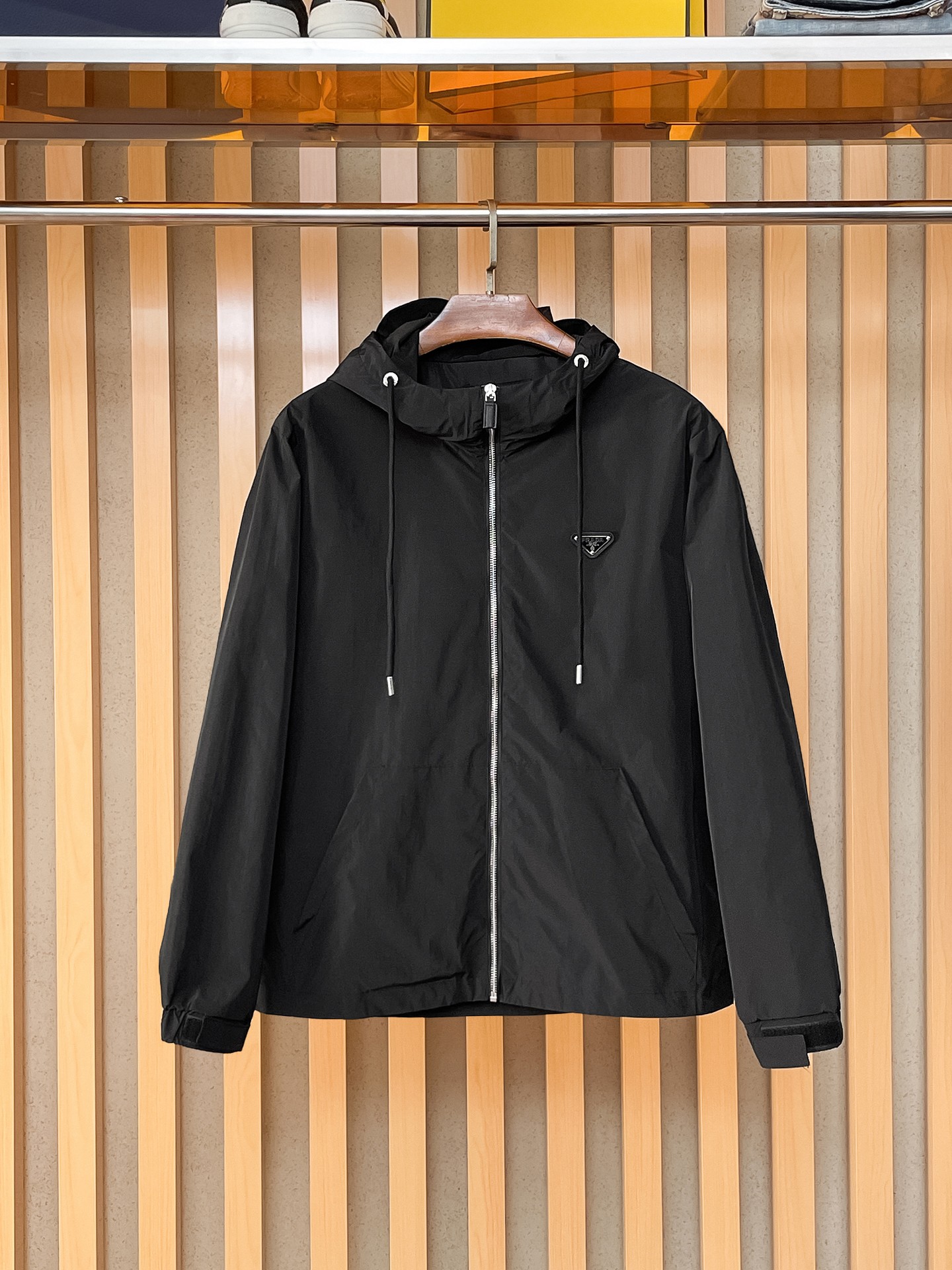 🌟🌟Prada、2025新款男士休闲定制夹克外套。穿上简约干练的休闲外套，瞬间重回时髦霸气，又是活力满满