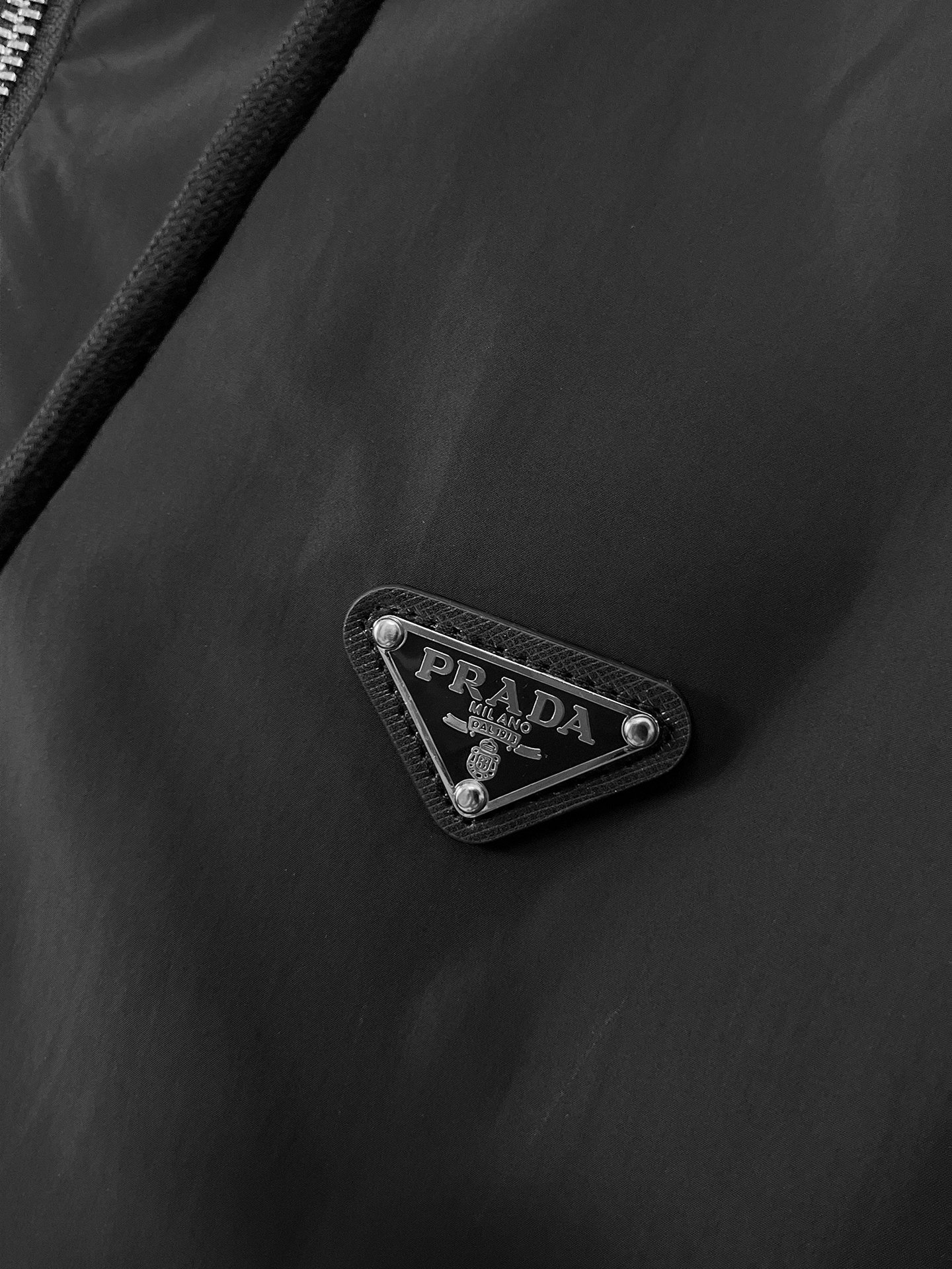 🌟🌟Prada、2025新款男士休闲定制夹克外套。穿上简约干练的休闲外套，瞬间重回时髦霸气，又是活力满满