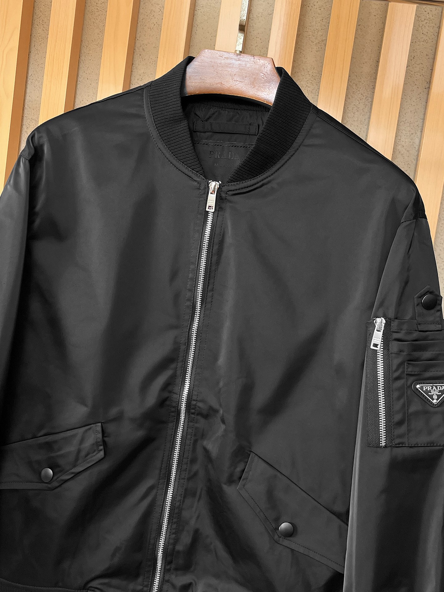 🌟🌟Prada、2025新款男士休闲定制夹克外套。穿上简约干练的休闲外套，瞬间重回时髦霸气，又是活力满满