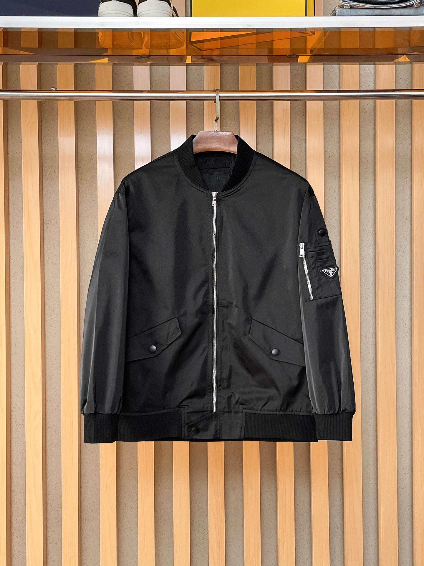 🌟🌟Prada、2025新款男士休闲定制夹克外套。穿上简约干练的休闲外套，瞬间重回时髦霸气，又是活力满满