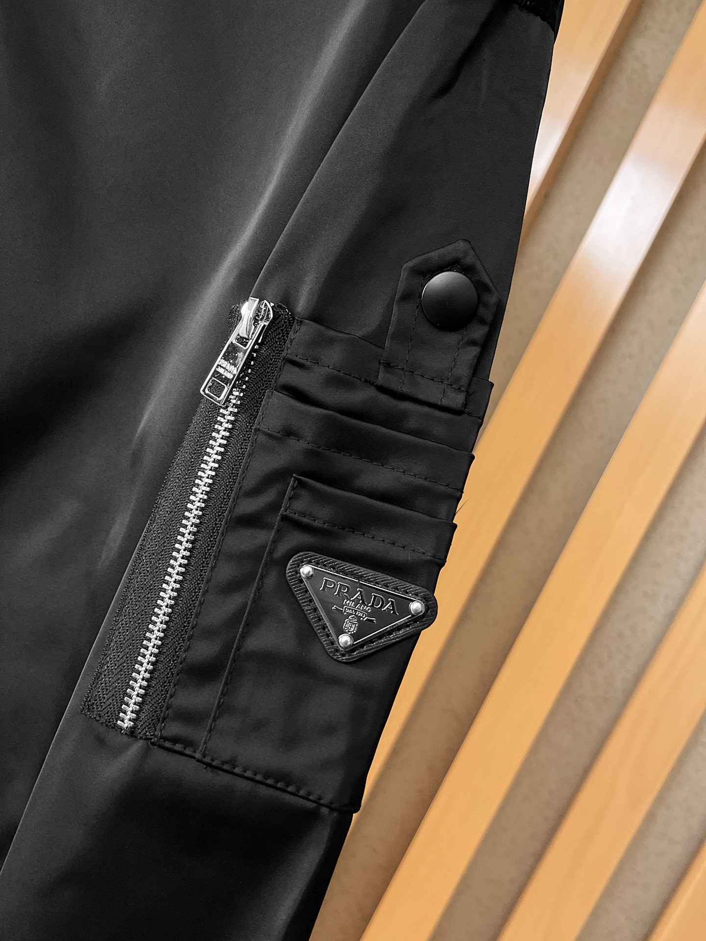 🌟🌟Prada、2025新款男士休闲定制夹克外套。穿上简约干练的休闲外套，瞬间重回时髦霸气，又是活力满满