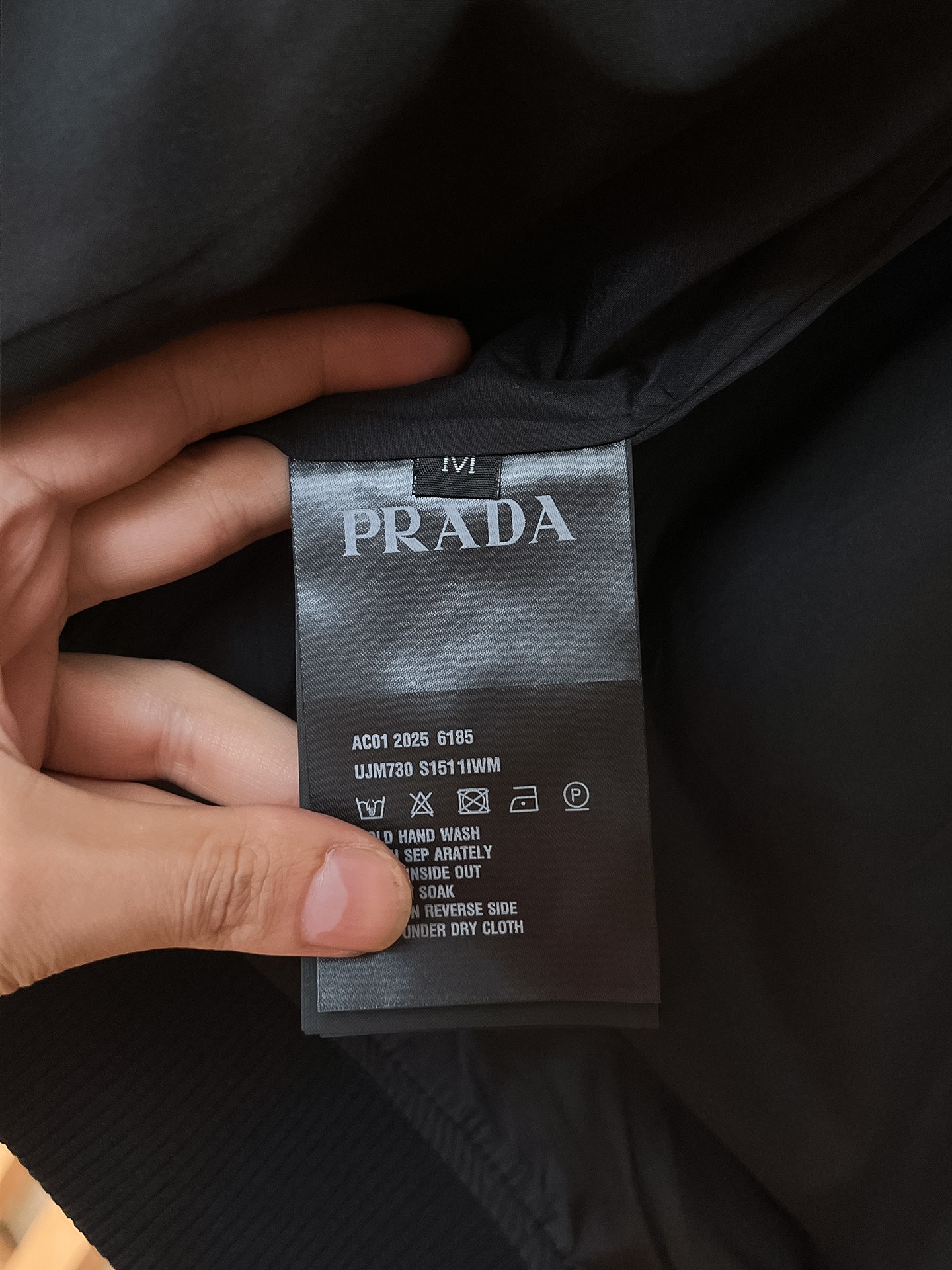 🌟🌟Prada、2025新款男士休闲定制夹克外套。穿上简约干练的休闲外套，瞬间重回时髦霸气，又是活力满满