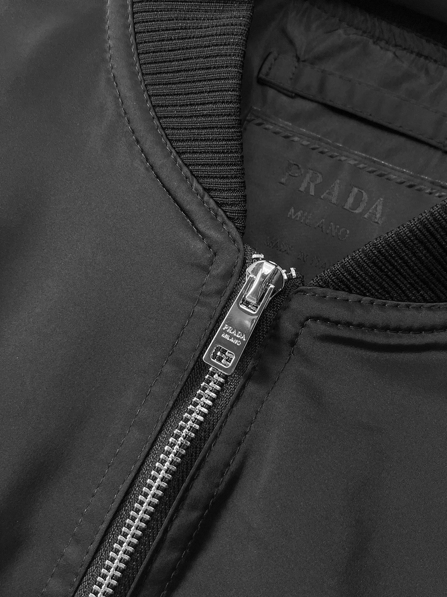 🌟🌟Prada、2025新款男士休闲定制夹克外套。穿上简约干练的休闲外套，瞬间重回时髦霸气，又是活力满满