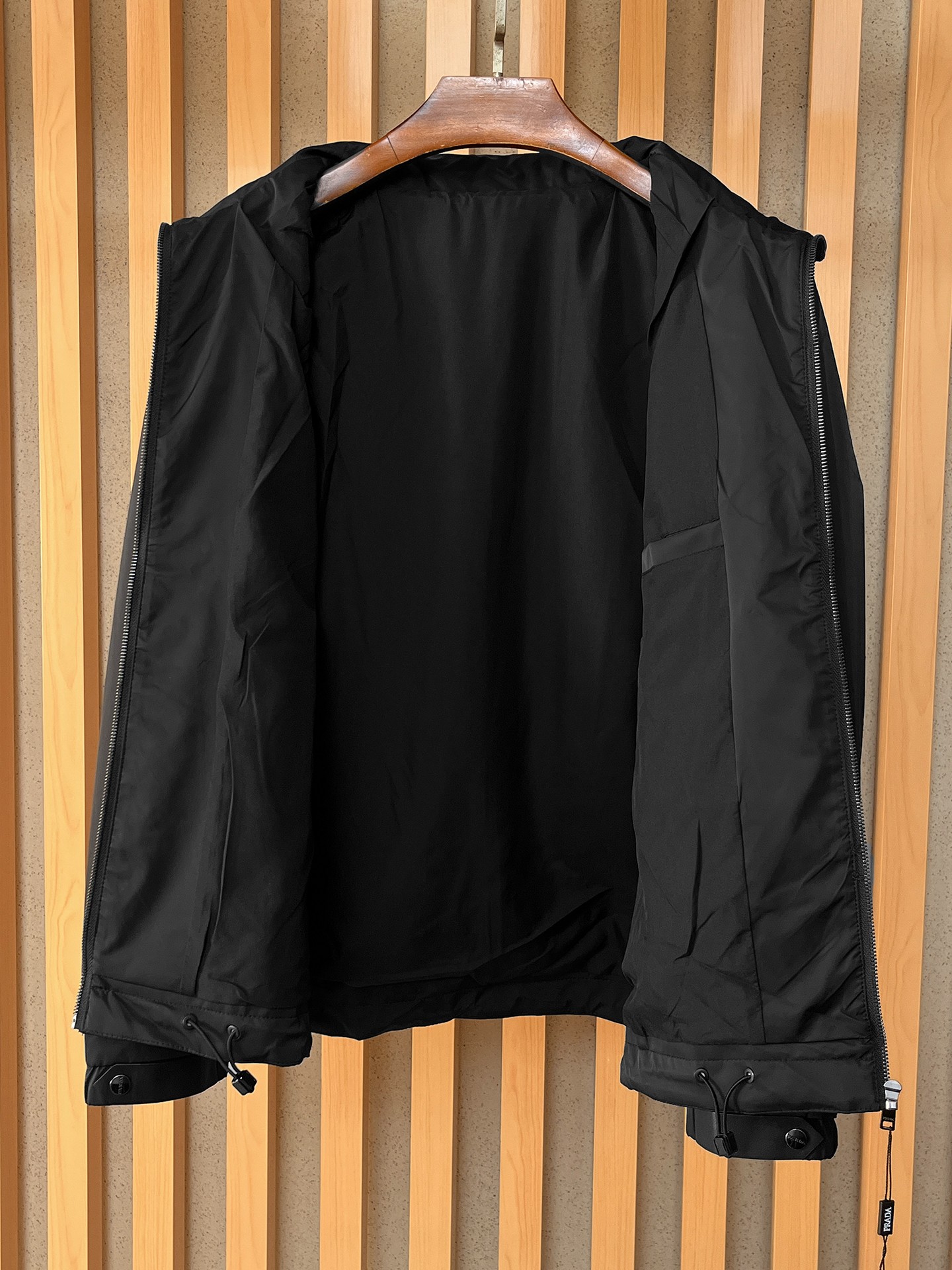 🌟🌟Prada、2025新款男士休闲定制夹克外套。穿上简约干练的休闲外套，瞬间重回时髦霸气，又是活力满满