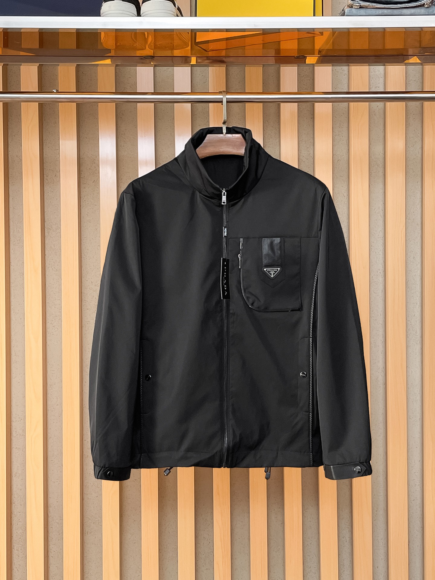 🌟🌟Prada、2025新款男士休闲定制夹克外套。穿上简约干练的休闲外套，瞬间重回时髦霸气，又是活力满满