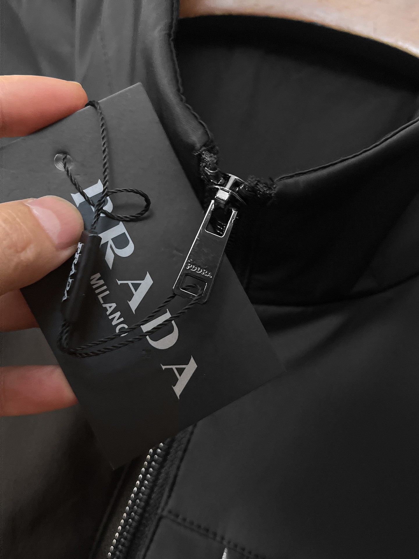 🌟🌟Prada、2025新款男士休闲定制夹克外套。穿上简约干练的休闲外套，瞬间重回时髦霸气，又是活力满满