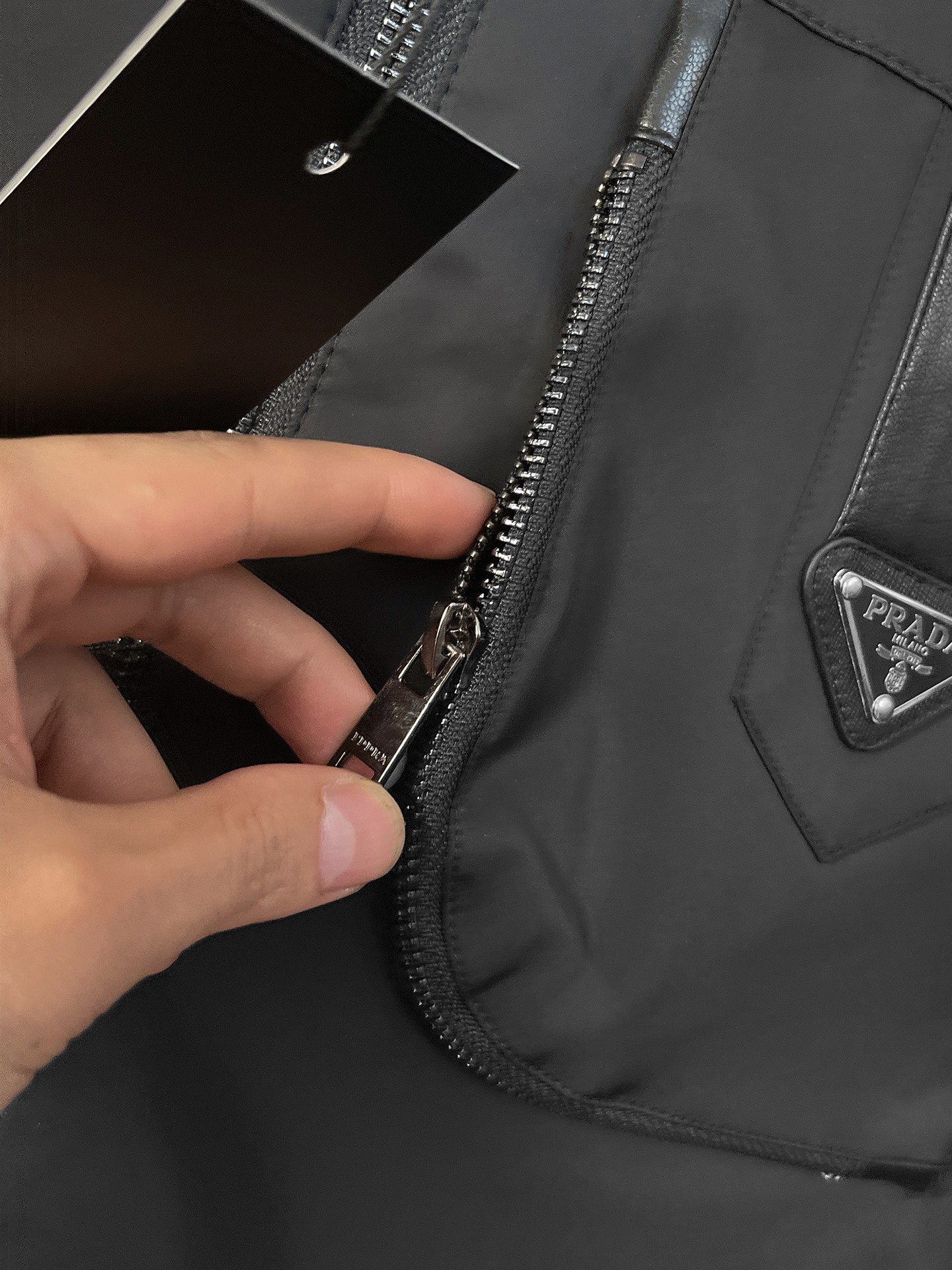 🌟🌟Prada、2025新款男士休闲定制夹克外套。穿上简约干练的休闲外套，瞬间重回时髦霸气，又是活力满满