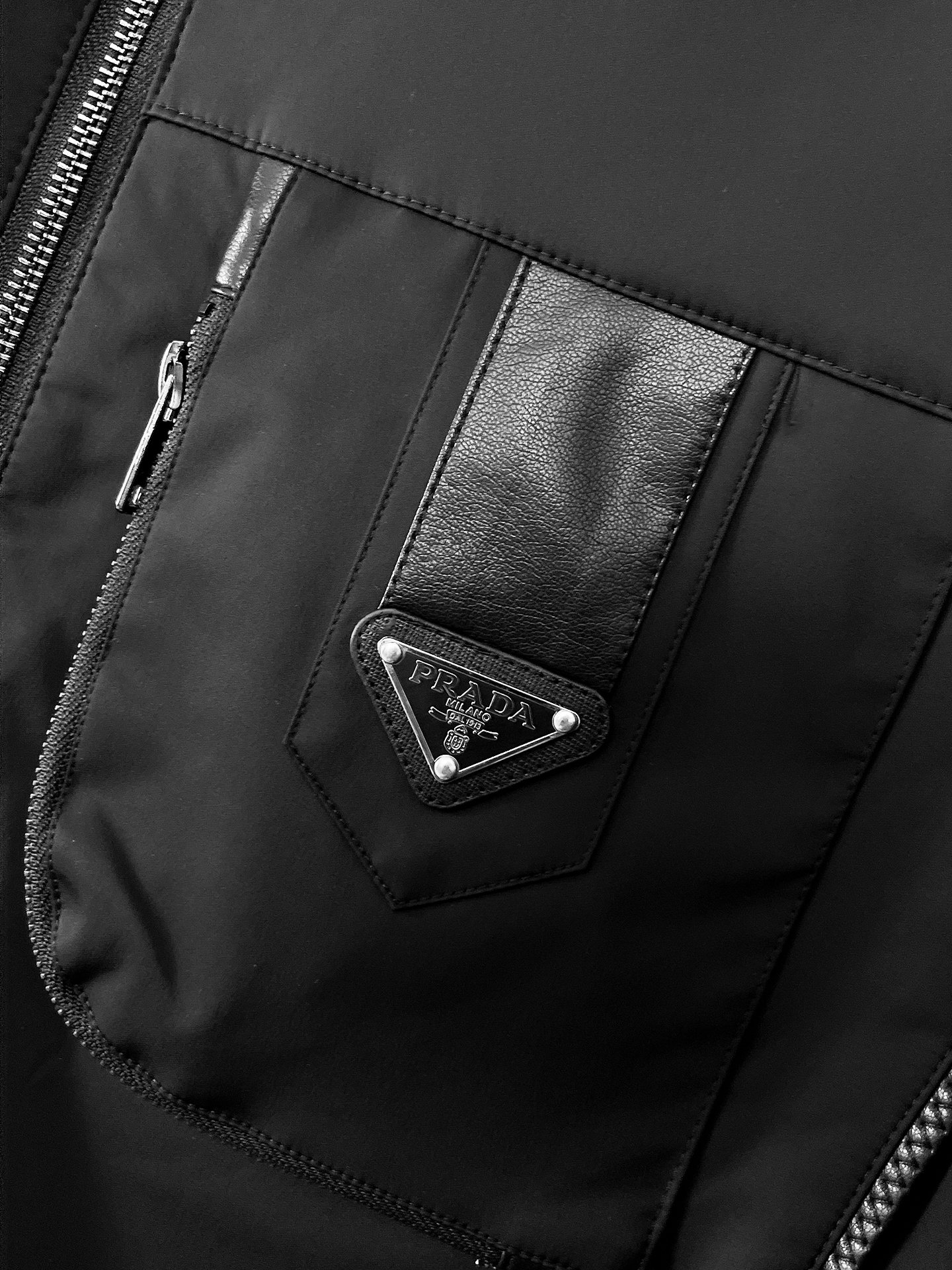 🌟🌟Prada、2025新款男士休闲定制夹克外套。穿上简约干练的休闲外套，瞬间重回时髦霸气，又是活力满满