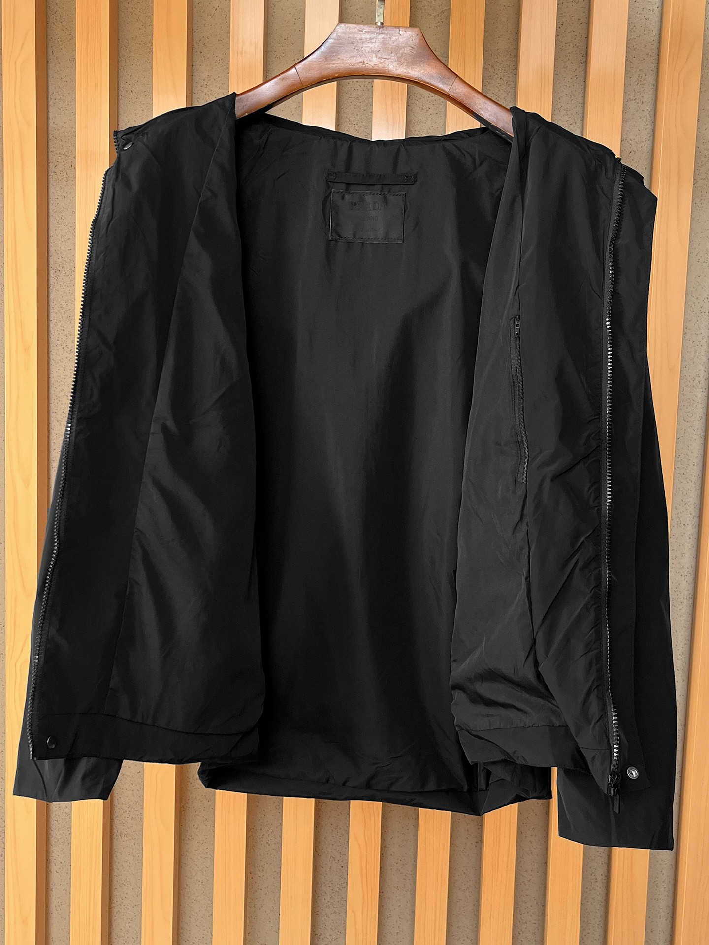 🌟🌟Prada、2025新款男士休闲定制夹克外套。穿上简约干练的休闲外套，瞬间重回时髦霸气，又是活力满满