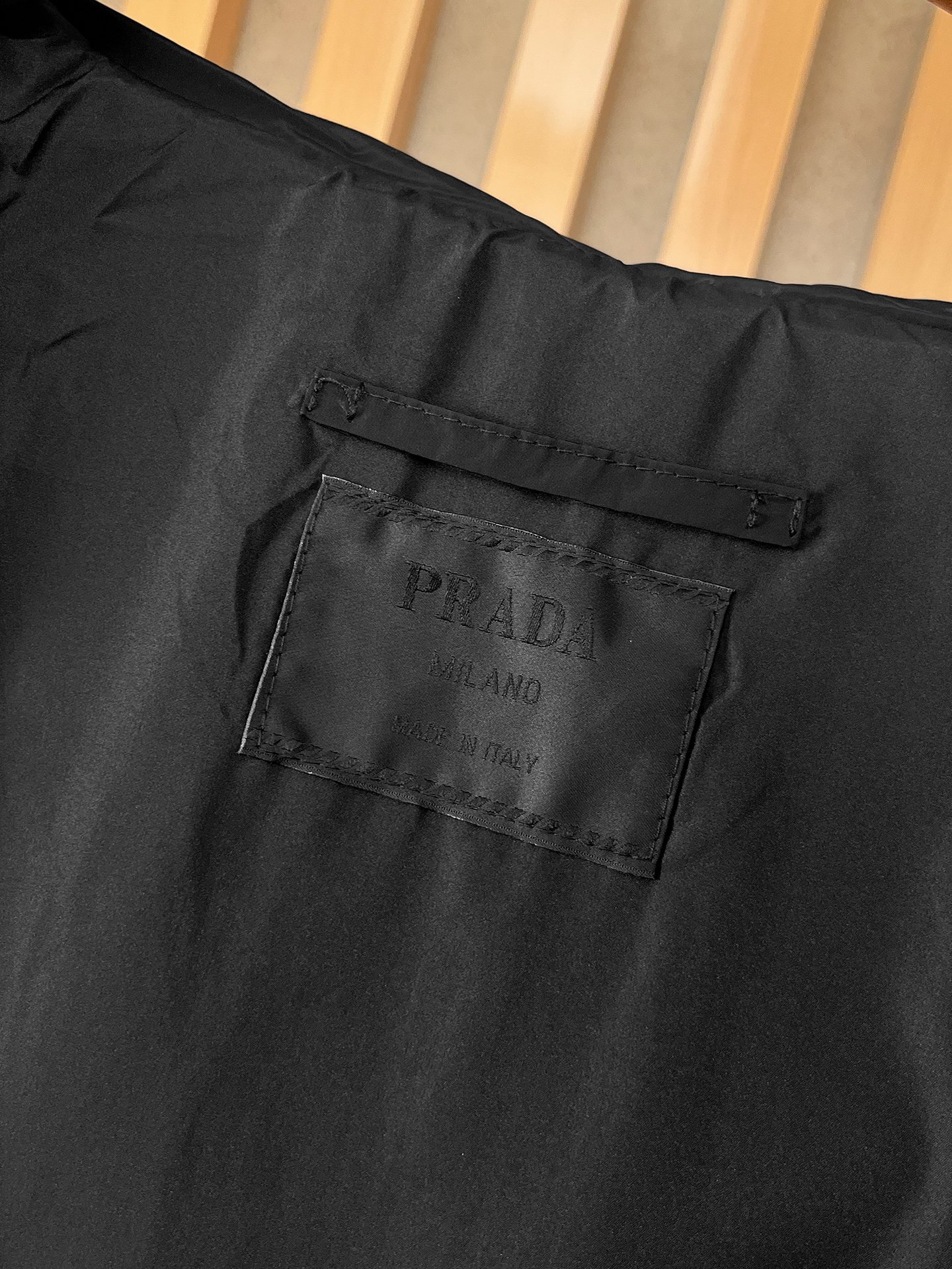 🌟🌟Prada、2025新款男士休闲定制夹克外套。穿上简约干练的休闲外套，瞬间重回时髦霸气，又是活力满满