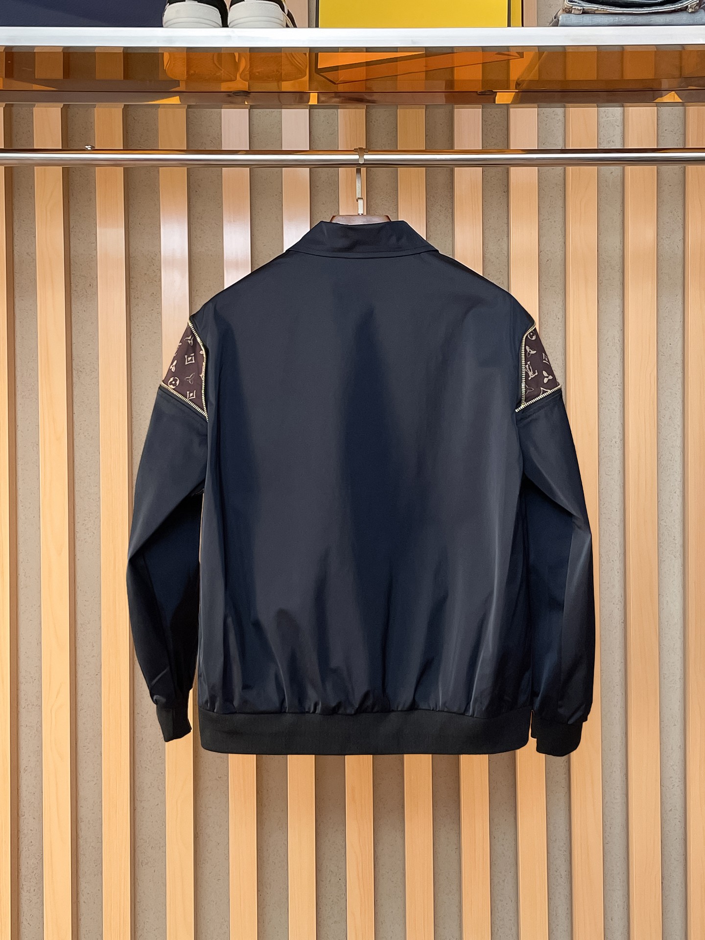 🌟🌟LV、2025新款男士休闲定制夹克外套。穿上简约干练的休闲外套，瞬间重回时髦霸气，又是活力满满的状态