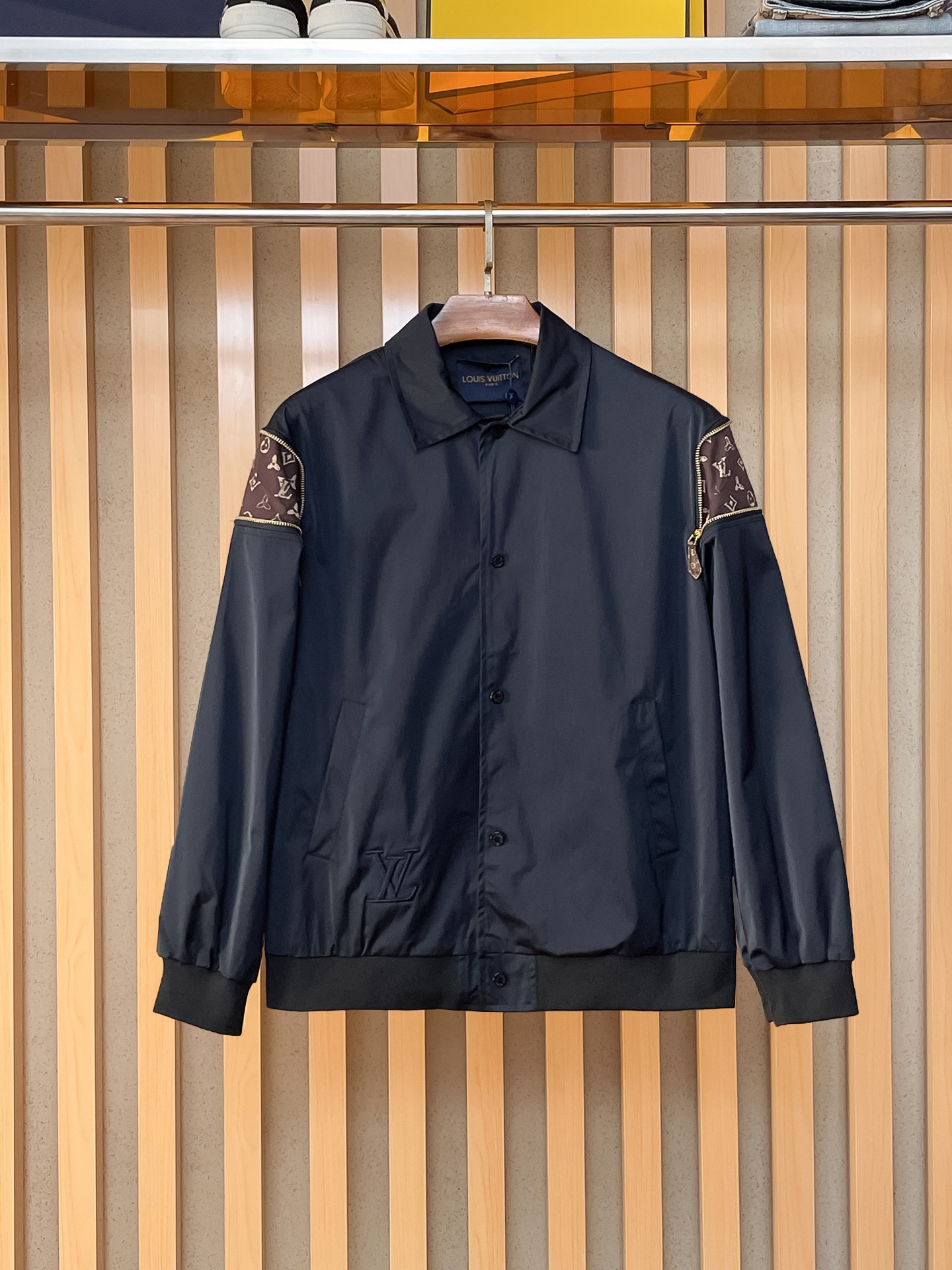 🌟🌟LV、2025新款男士休闲定制夹克外套。穿上简约干练的休闲外套，瞬间重回时髦霸气，又是活力满满的状态