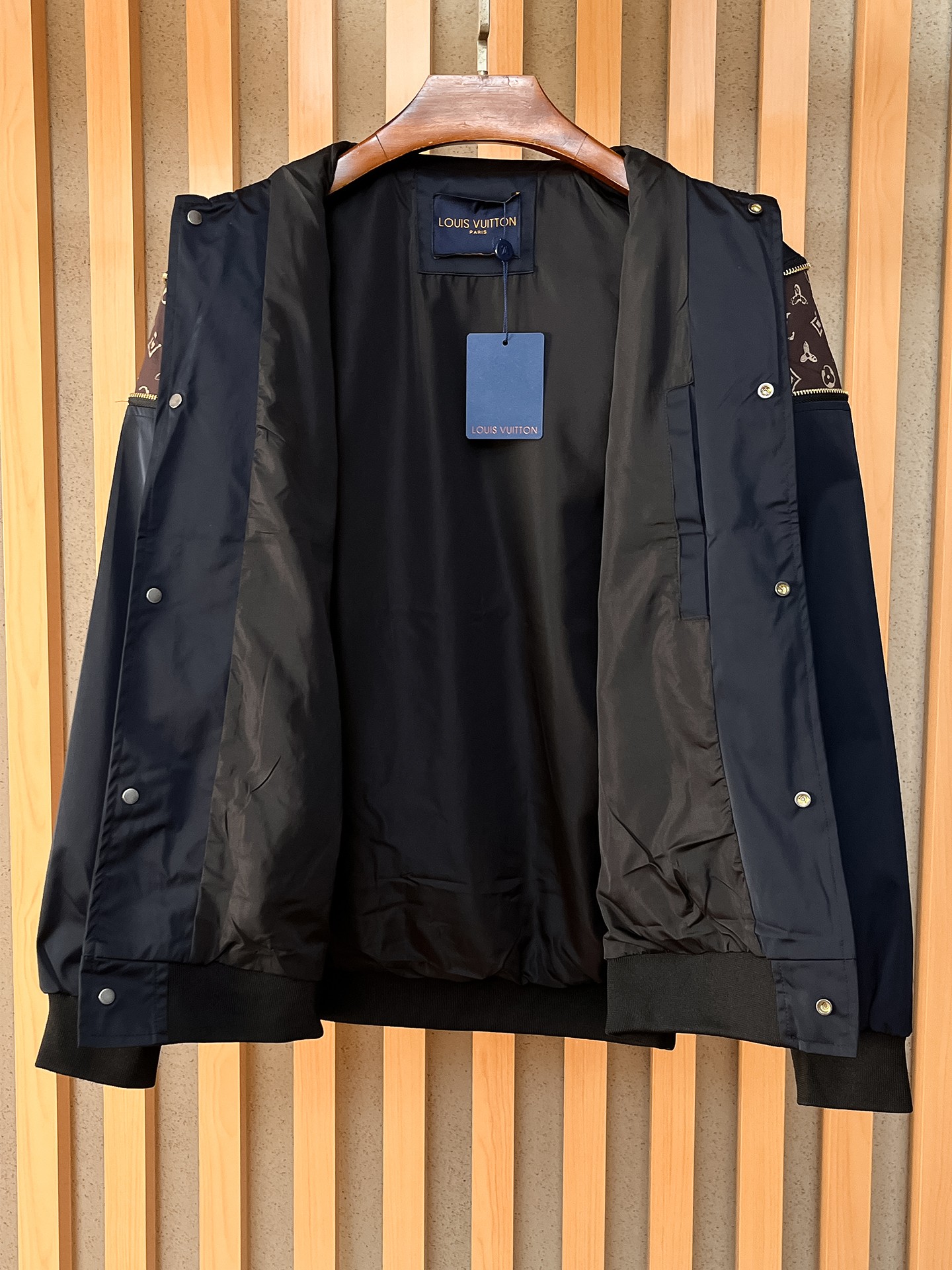 🌟🌟LV、2025新款男士休闲定制夹克外套。穿上简约干练的休闲外套，瞬间重回时髦霸气，又是活力满满的状态