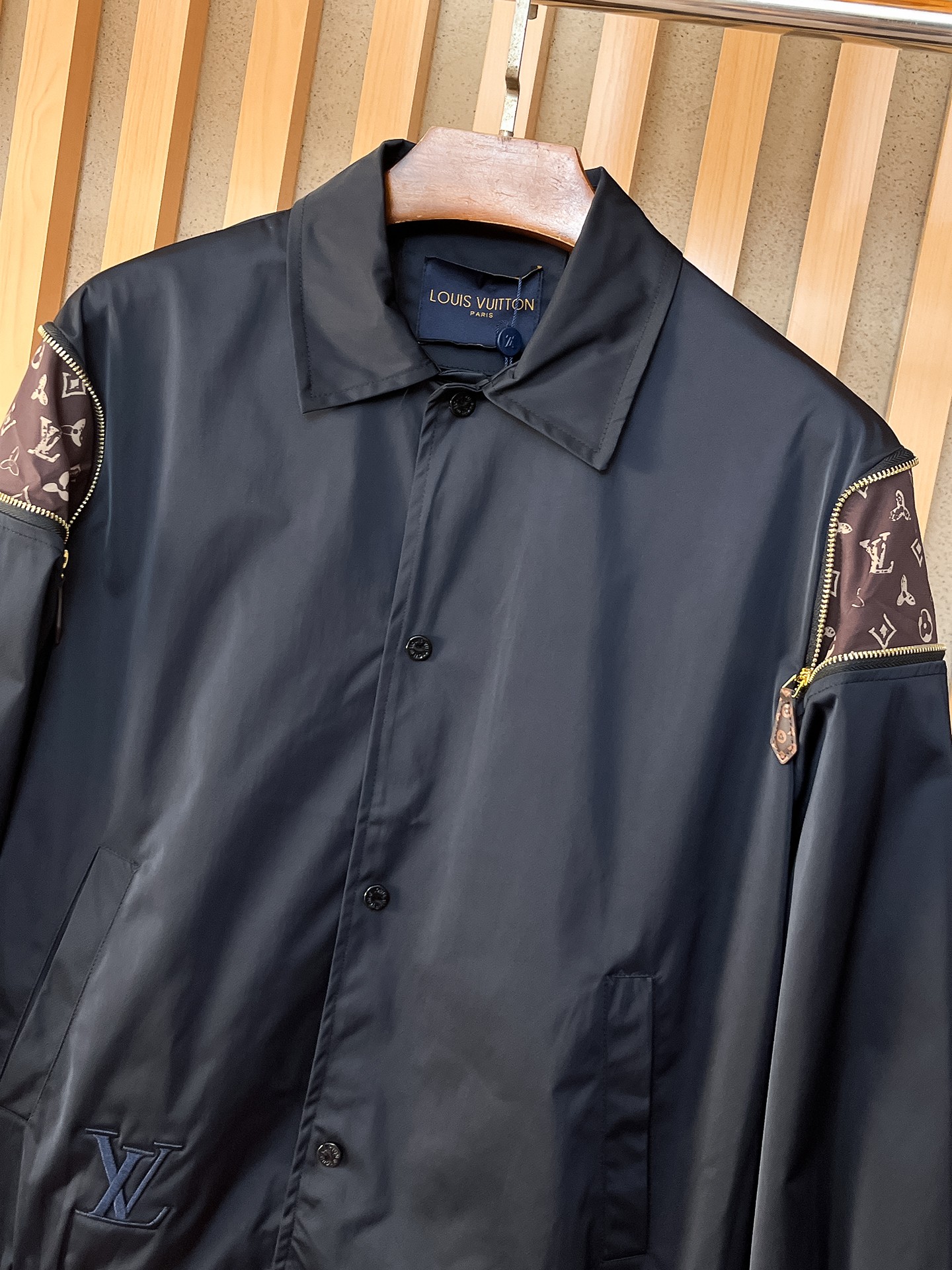 🌟🌟LV、2025新款男士休闲定制夹克外套。穿上简约干练的休闲外套，瞬间重回时髦霸气，又是活力满满的状态