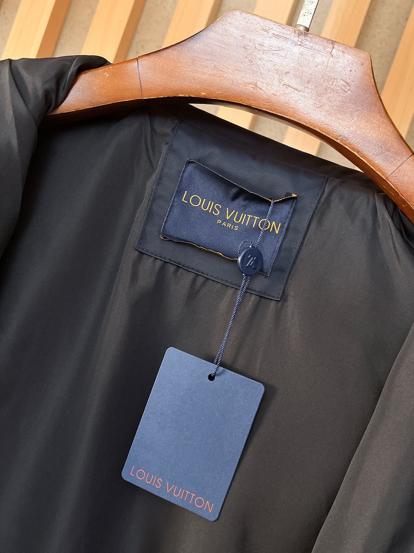 🌟🌟LV、2025新款男士休闲定制夹克外套。穿上简约干练的休闲外套，瞬间重回时髦霸气，又是活力满满的状态