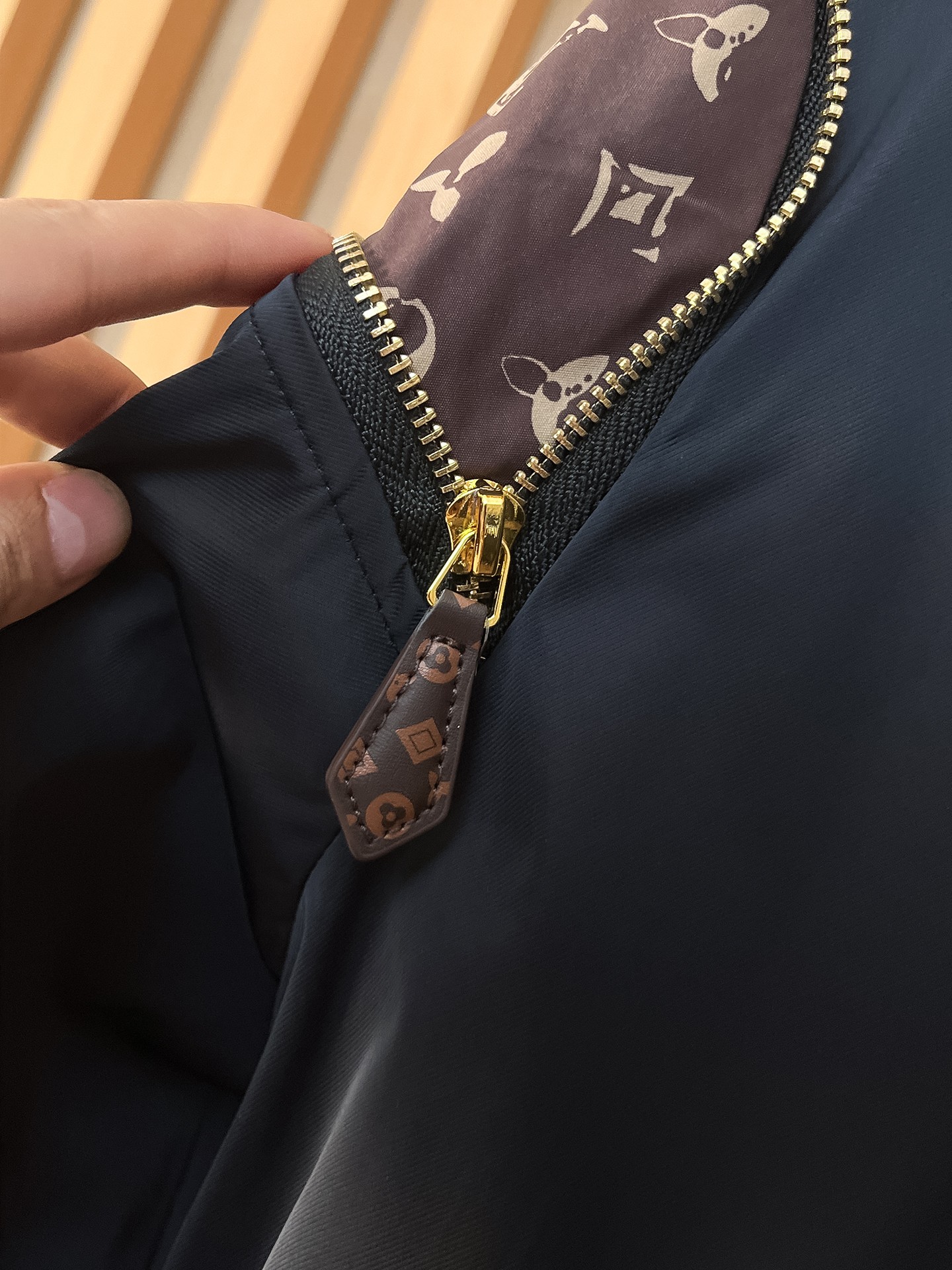 🌟🌟LV、2025新款男士休闲定制夹克外套。穿上简约干练的休闲外套，瞬间重回时髦霸气，又是活力满满的状态