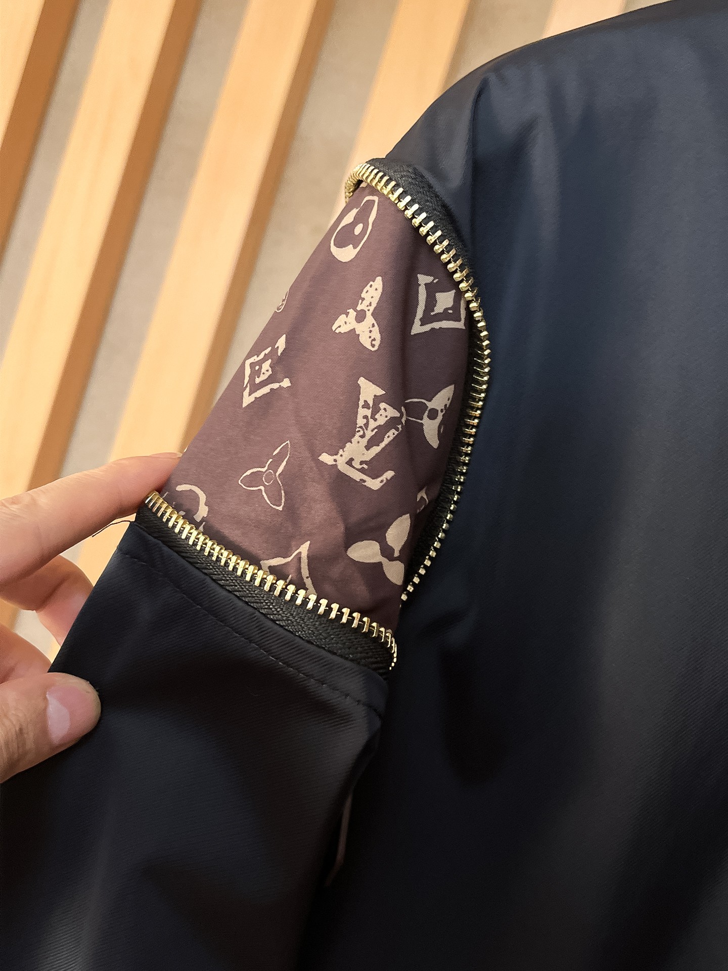 🌟🌟LV、2025新款男士休闲定制夹克外套。穿上简约干练的休闲外套，瞬间重回时髦霸气，又是活力满满的状态