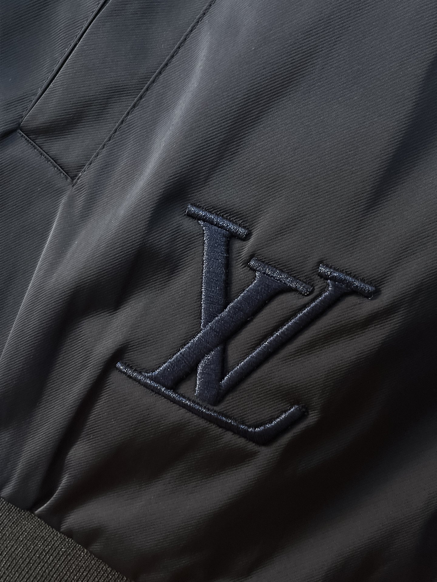 🌟🌟LV、2025新款男士休闲定制夹克外套。穿上简约干练的休闲外套，瞬间重回时髦霸气，又是活力满满的状态