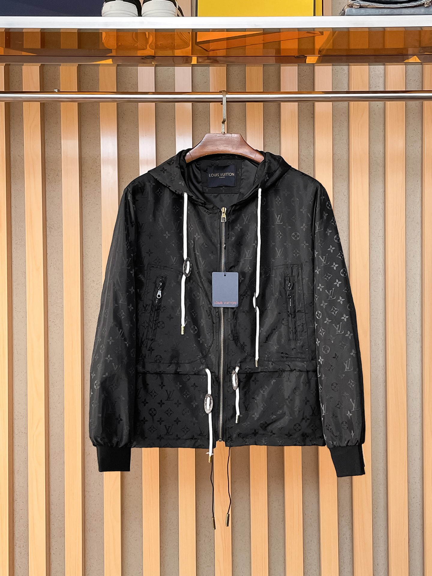 🌟🌟LV、2025新款男士休闲定制夹克外套。穿上简约干练的休闲外套，瞬间重回时髦霸气，又是活力满满的状态