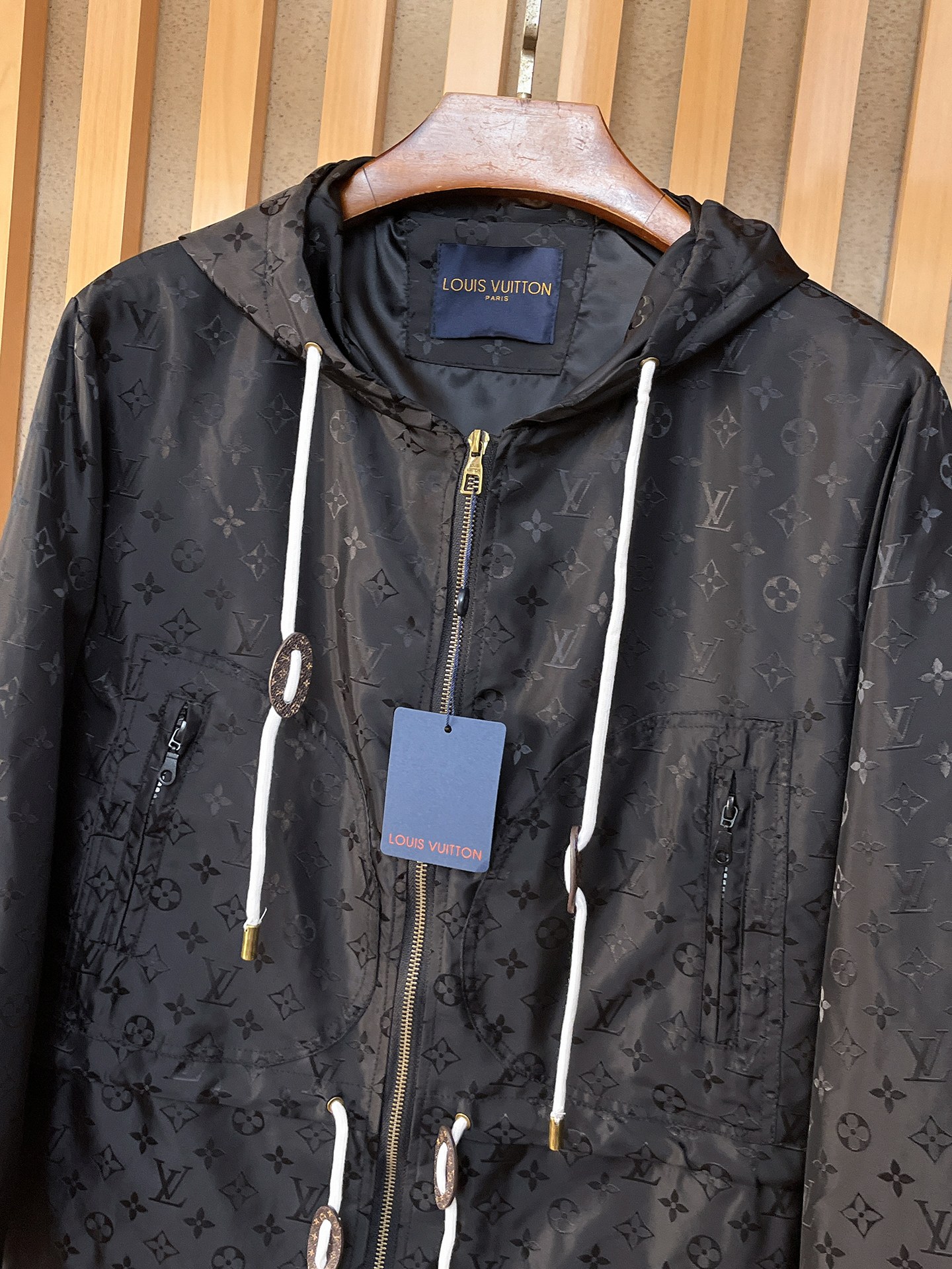 🌟🌟LV、2025新款男士休闲定制夹克外套。穿上简约干练的休闲外套，瞬间重回时髦霸气，又是活力满满的状态