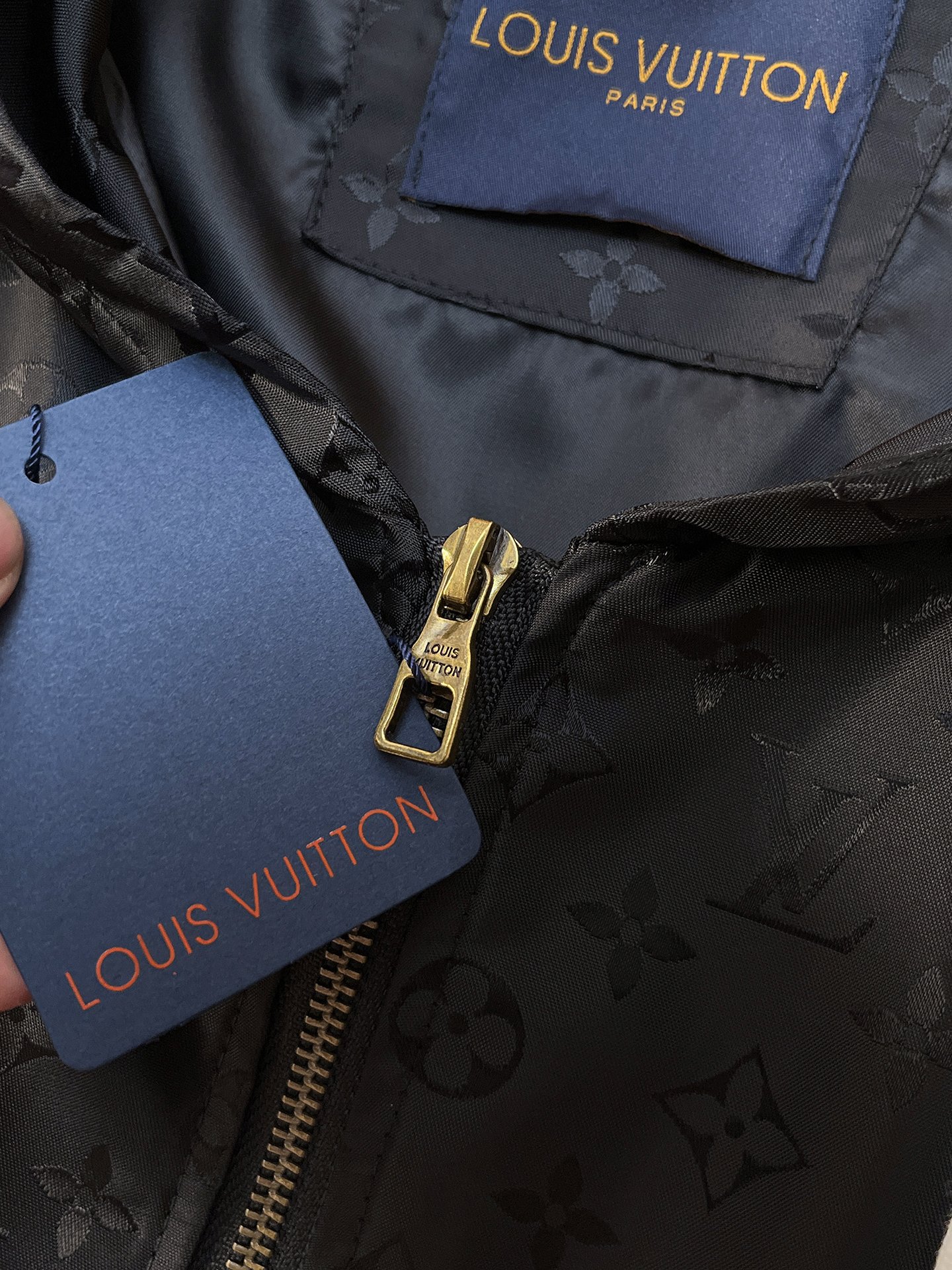 🌟🌟LV、2025新款男士休闲定制夹克外套。穿上简约干练的休闲外套，瞬间重回时髦霸气，又是活力满满的状态