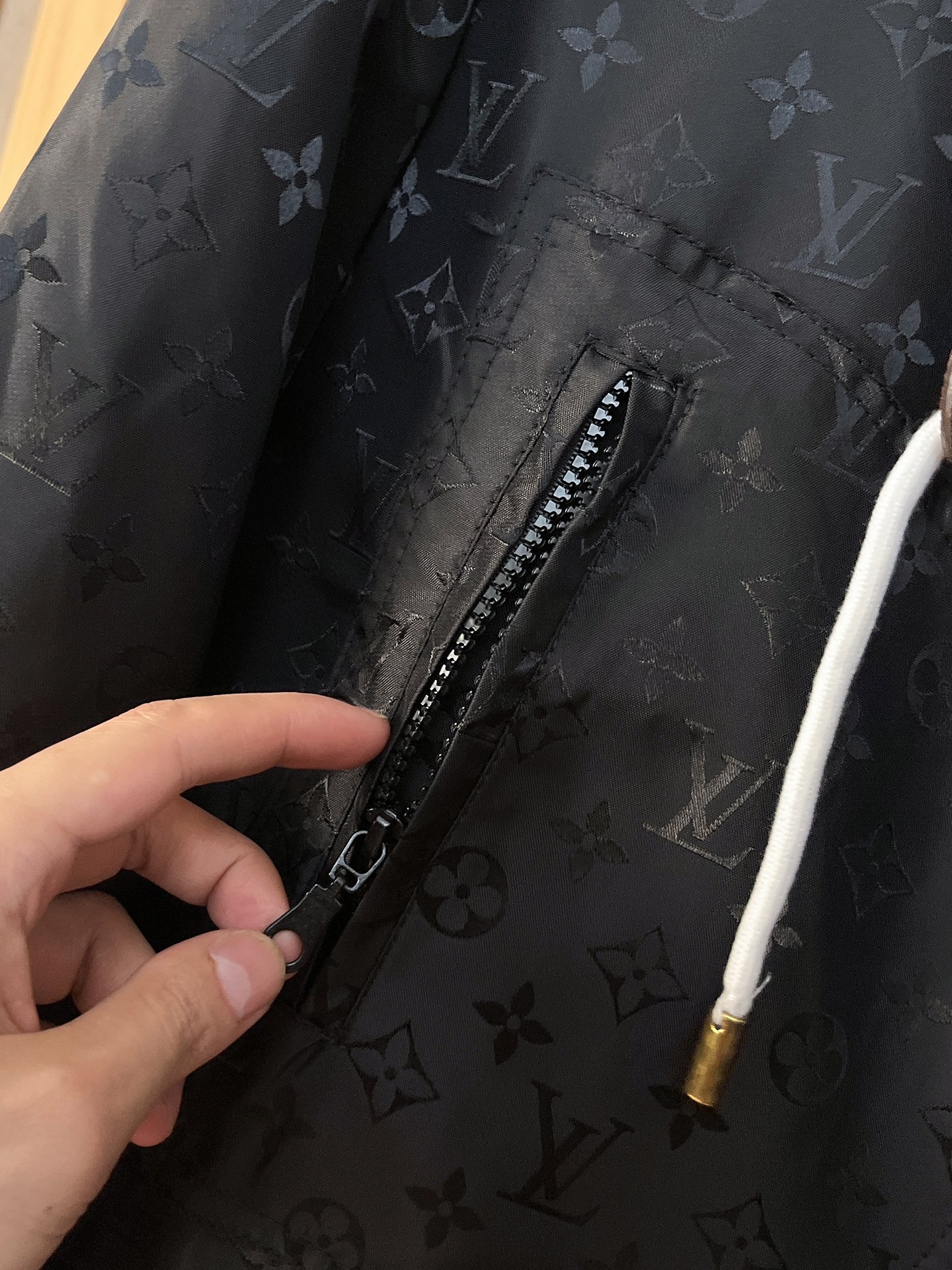 🌟🌟LV、2025新款男士休闲定制夹克外套。穿上简约干练的休闲外套，瞬间重回时髦霸气，又是活力满满的状态