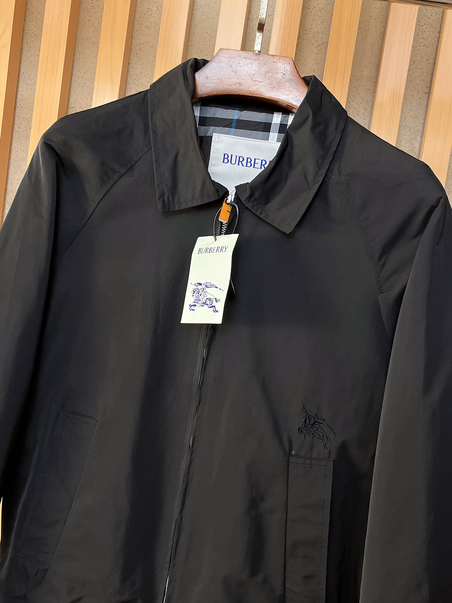 🌟🌟巴宝莉、2025新款男士休闲定制夹克外套。穿上简约干练的休闲外套，瞬间重回时髦霸气，又是活力满满的状