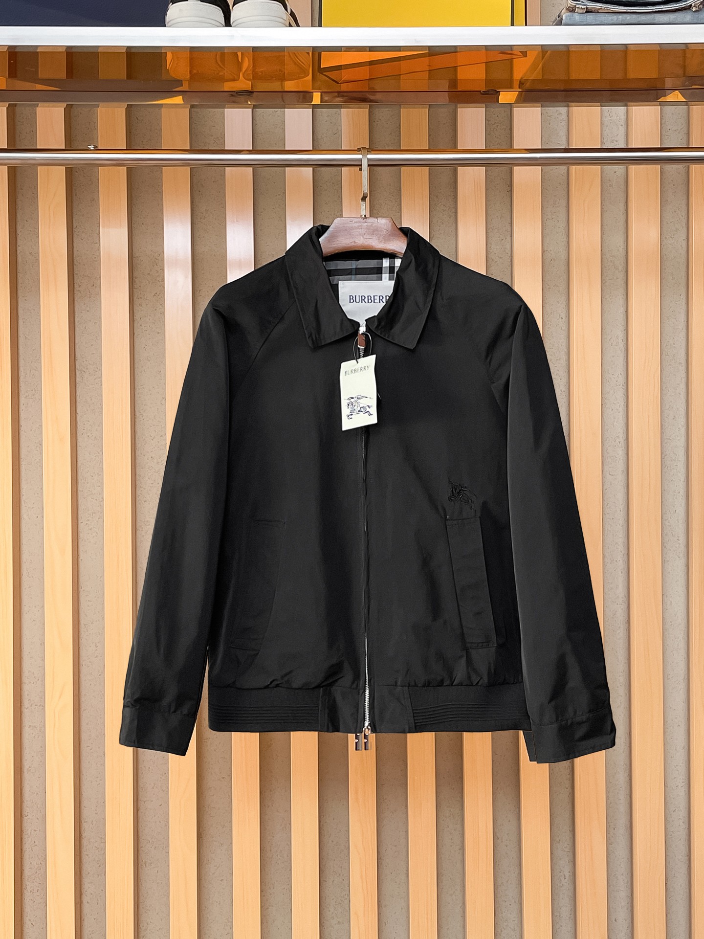 🌟🌟巴宝莉、2025新款男士休闲定制夹克外套。穿上简约干练的休闲外套，瞬间重回时髦霸气，又是活力满满的状