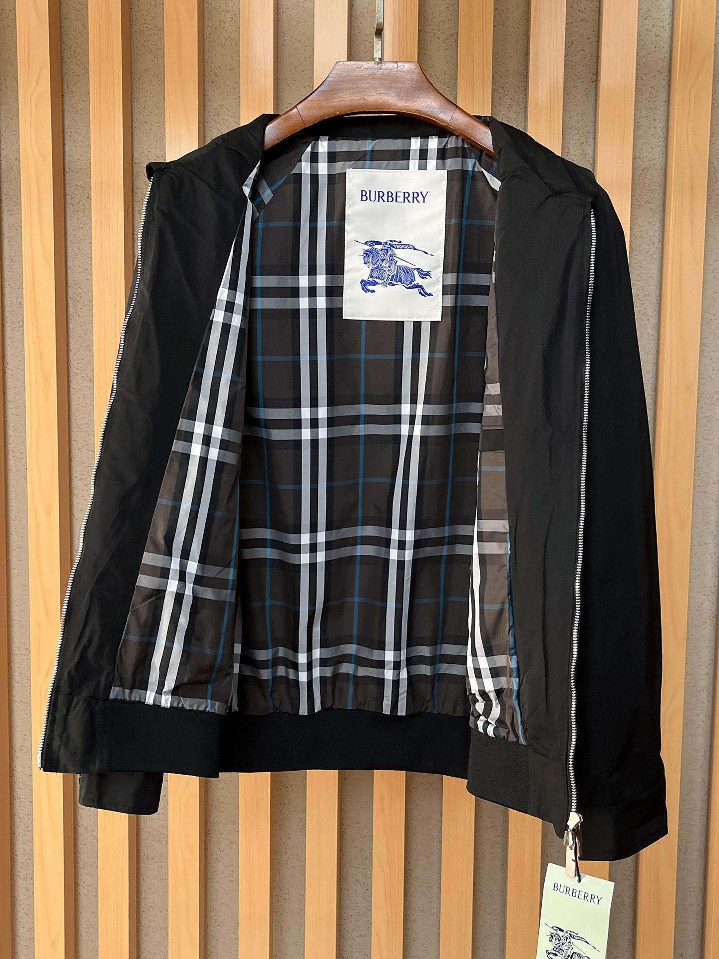 🌟🌟巴宝莉、2025新款男士休闲定制夹克外套。穿上简约干练的休闲外套，瞬间重回时髦霸气，又是活力满满的状