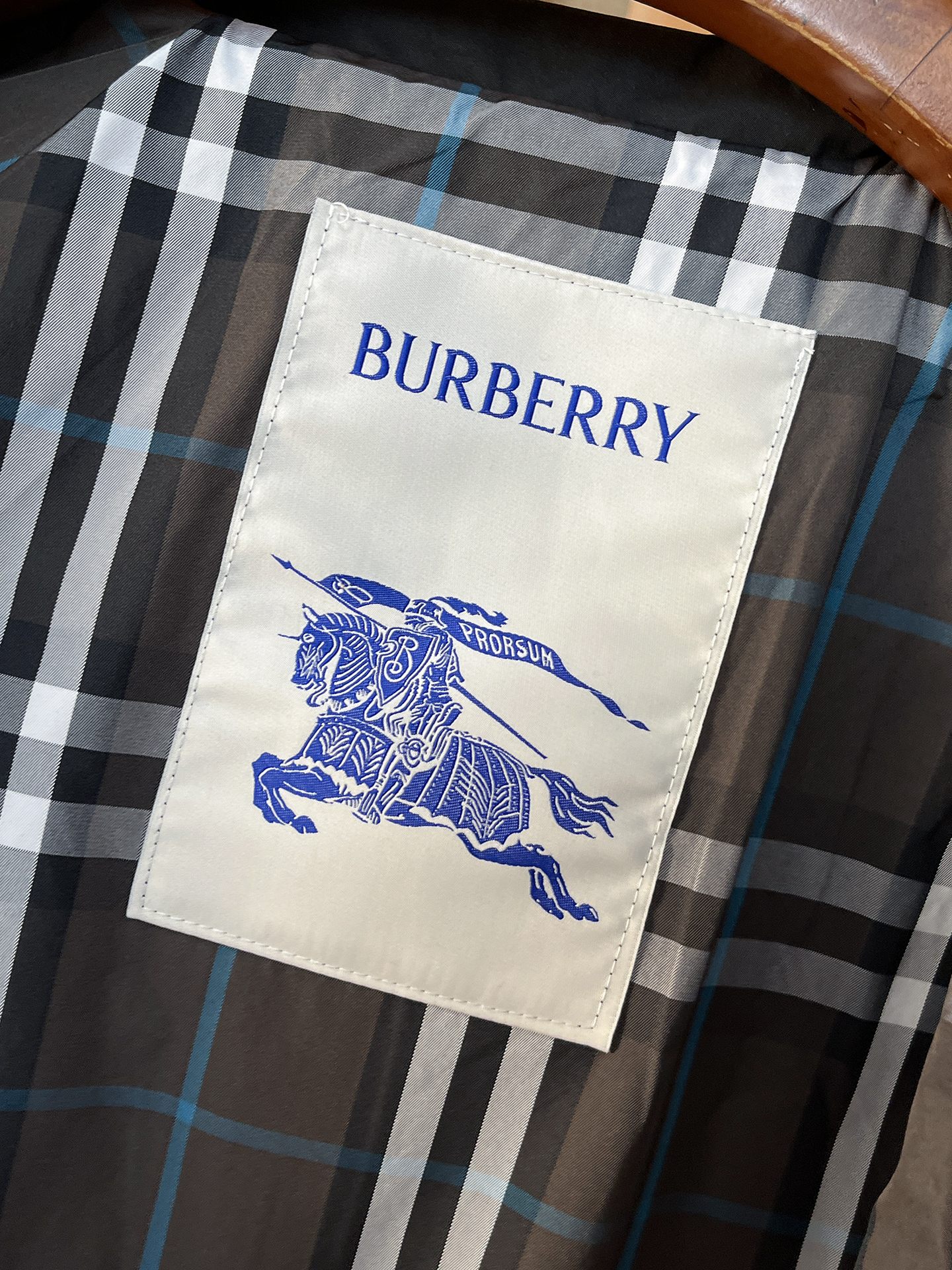 🌟🌟巴宝莉、2025新款男士休闲定制夹克外套。穿上简约干练的休闲外套，瞬间重回时髦霸气，又是活力满满的状