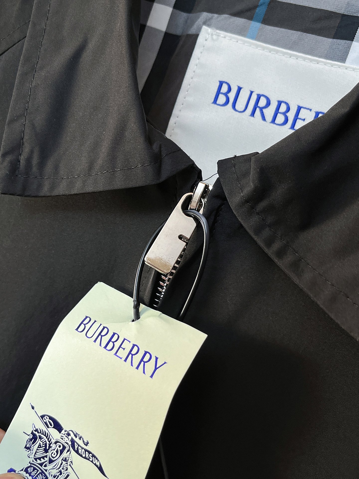 🌟🌟巴宝莉、2025新款男士休闲定制夹克外套。穿上简约干练的休闲外套，瞬间重回时髦霸气，又是活力满满的状