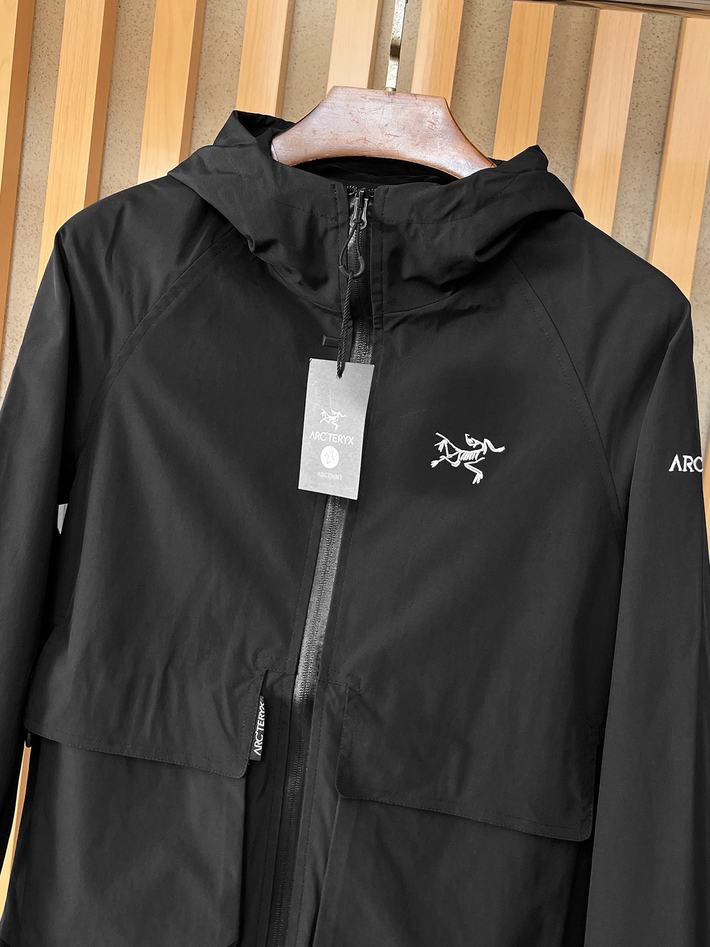 🌟🌟始祖鸟、2025新款男士休闲定制夹克外套。穿上简约干练的休闲外套，瞬间重回时髦霸气，又是活力满满的状