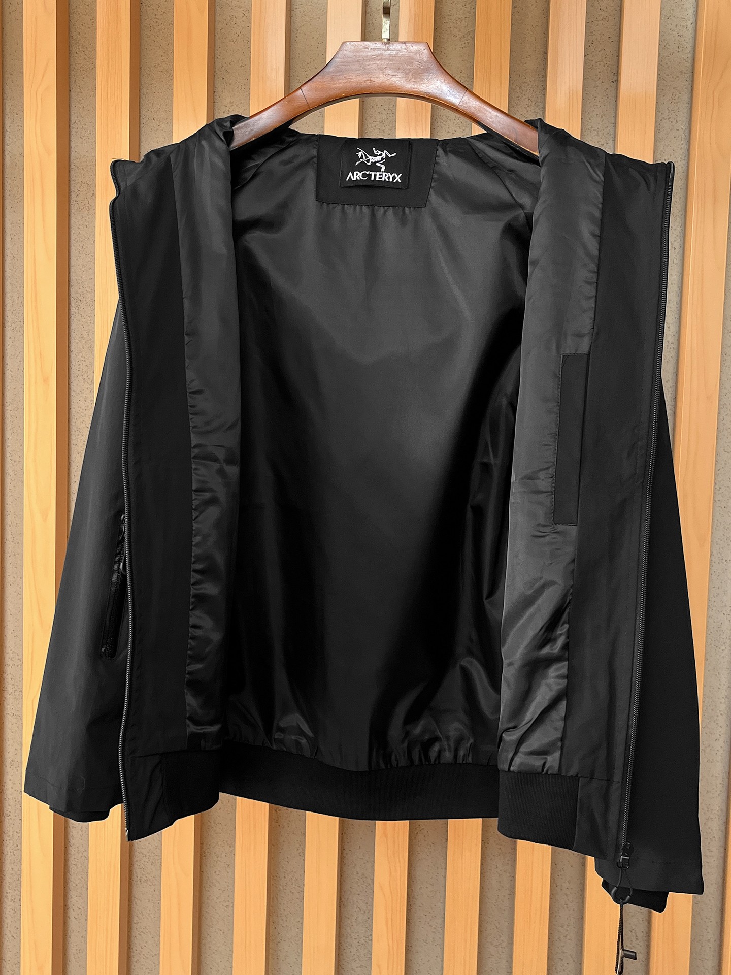 🌟🌟始祖鸟、2025新款男士休闲定制夹克外套。穿上简约干练的休闲外套，瞬间重回时髦霸气，又是活力满满的状